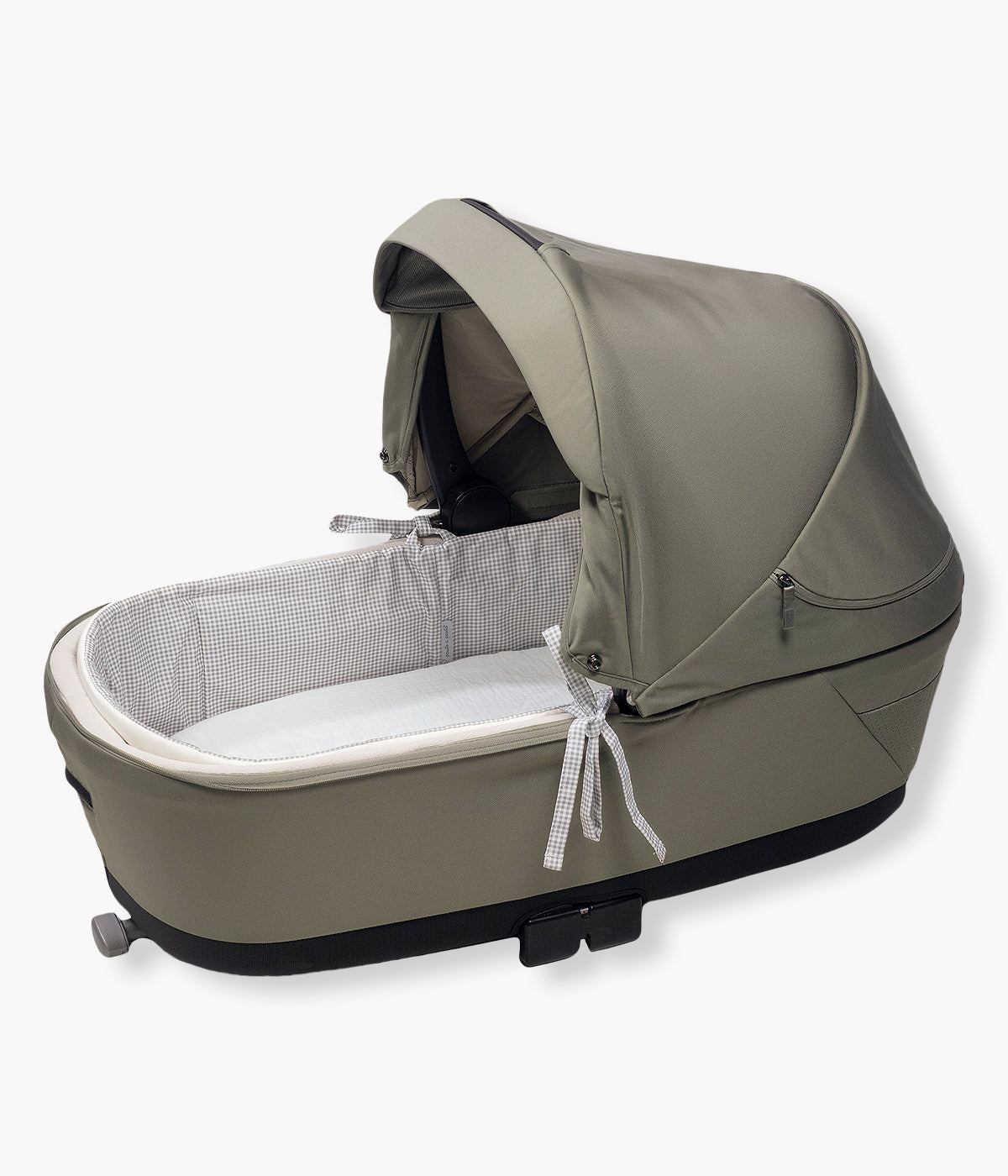 Vista no babycoque da forra com varas para alcofa Pasito a Pasito Little Bloom Vichy. Prática forra para alcofa que combina suavidade, elegância e funcionalidade. Com um elegante e clássico padrão vichy, inclui lençol ajustável em musselina 100% algodão, garantindo conforto e respirabilidade para o bebé desde os primeiros dias.