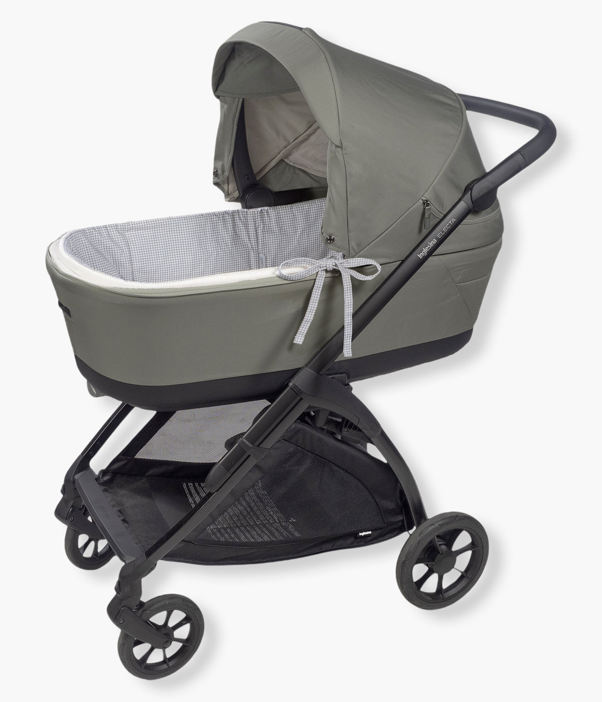 Vista no carrinho da forra com varas para alcofa Pasito a Pasito Little Bloom Vichy. Prática forra para alcofa que combina suavidade, elegância e funcionalidade. Com um elegante e clássico padrão vichy, inclui lençol ajustável em musselina 100% algodão, garantindo conforto e respirabilidade para o bebé desde os primeiros dias.