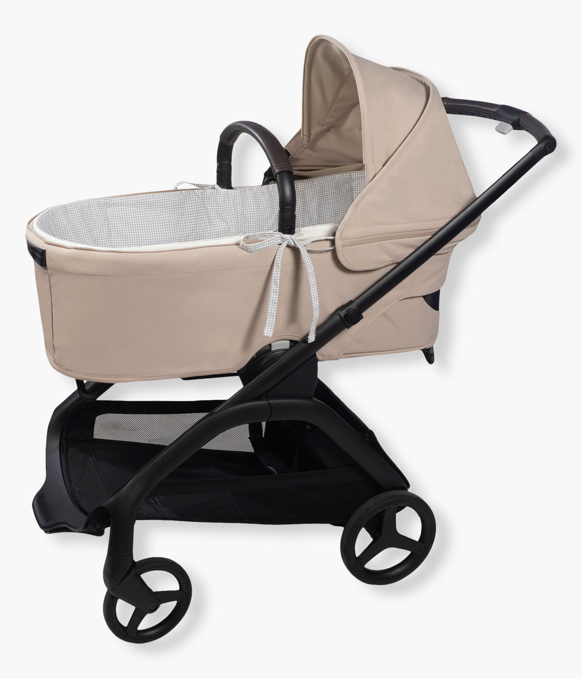 Vista na alcofa da forra com varas Pasito a Pasito Little Bloom Vichy. Prática forra para alcofa que combina suavidade, elegância e funcionalidade. Com um elegante e clássico padrão vichy, inclui lençol ajustável em musselina 100% algodão, garantindo conforto e respirabilidade para o bebé desde os primeiros dias.