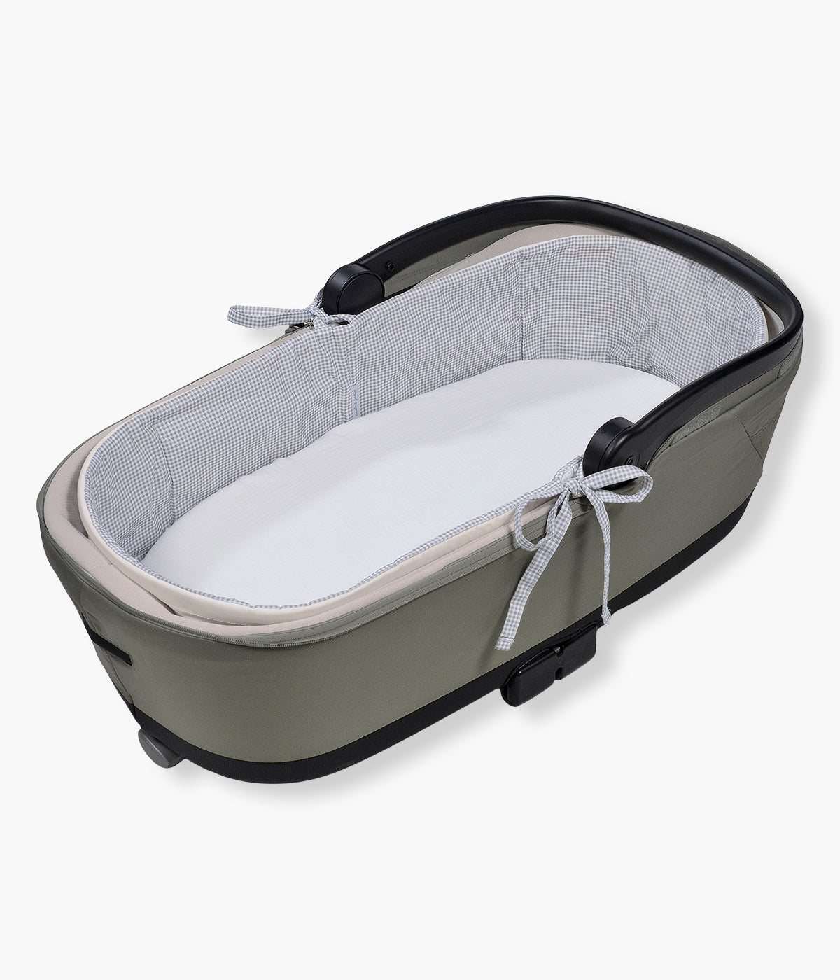 Vista de cima da forra com varas para alcofa Pasito a Pasito Little Bloom Vichy. Prática forra para alcofa que combina suavidade, elegância e funcionalidade. Com um elegante e clássico padrão vichy, inclui lençol ajustável em musselina 100% algodão, garantindo conforto e respirabilidade para o bebé desde os primeiros dias.