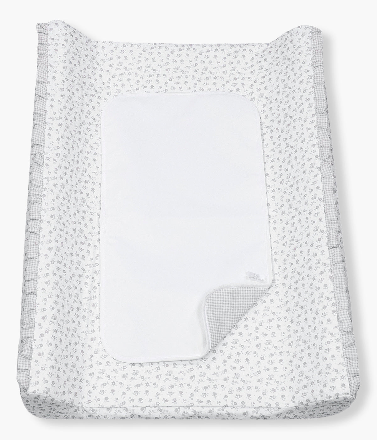 Vista de frente do trocador de Fraldas Little Bloom Flowers da Pasito a Pasito. Prático trocador com padrão floral cinza que oferece um espaço confortável e seguro para mudar a fralda da bebé em casa. Com espuma viscoelástica, base antiderrapante e capa removível impermeável, combina funcionalidade, higiene e um design delicado que harmoniza com o quarto da bebé.