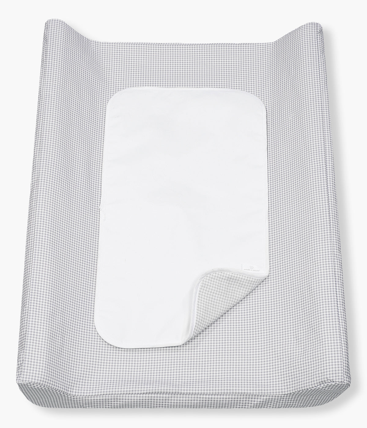 Vista de frente do trocador de Fraldas Little Bloom Vichy da Pasito a Pasito. Prático trocador com padrão vichy cinza que oferece um espaço confortável e seguro para mudar a fralda do(a) bebé em casa. Com espuma viscoelástica, base antiderrapante e capa removível impermeável, combina funcionalidade, higiene e um design delicado que harmoniza com o quarto do bebé.