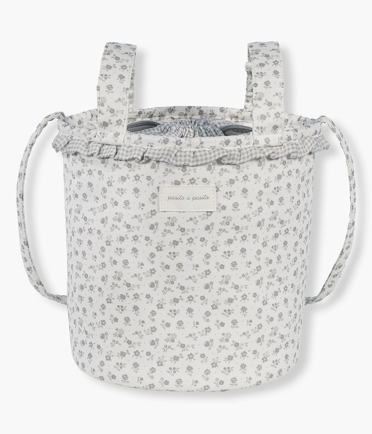 Vista de frente da bolsa Bucket Little Bloom Flowers da Pasito a Pasito. Prática bolsa com exterior em loneta de algodão à prova de água com um clássico padrão floral em tons de cinza. O seu formato tipo balde maximiza o espaço interior, permitindo uma organização prática e um acesso rápido aos essenciais da bebé.