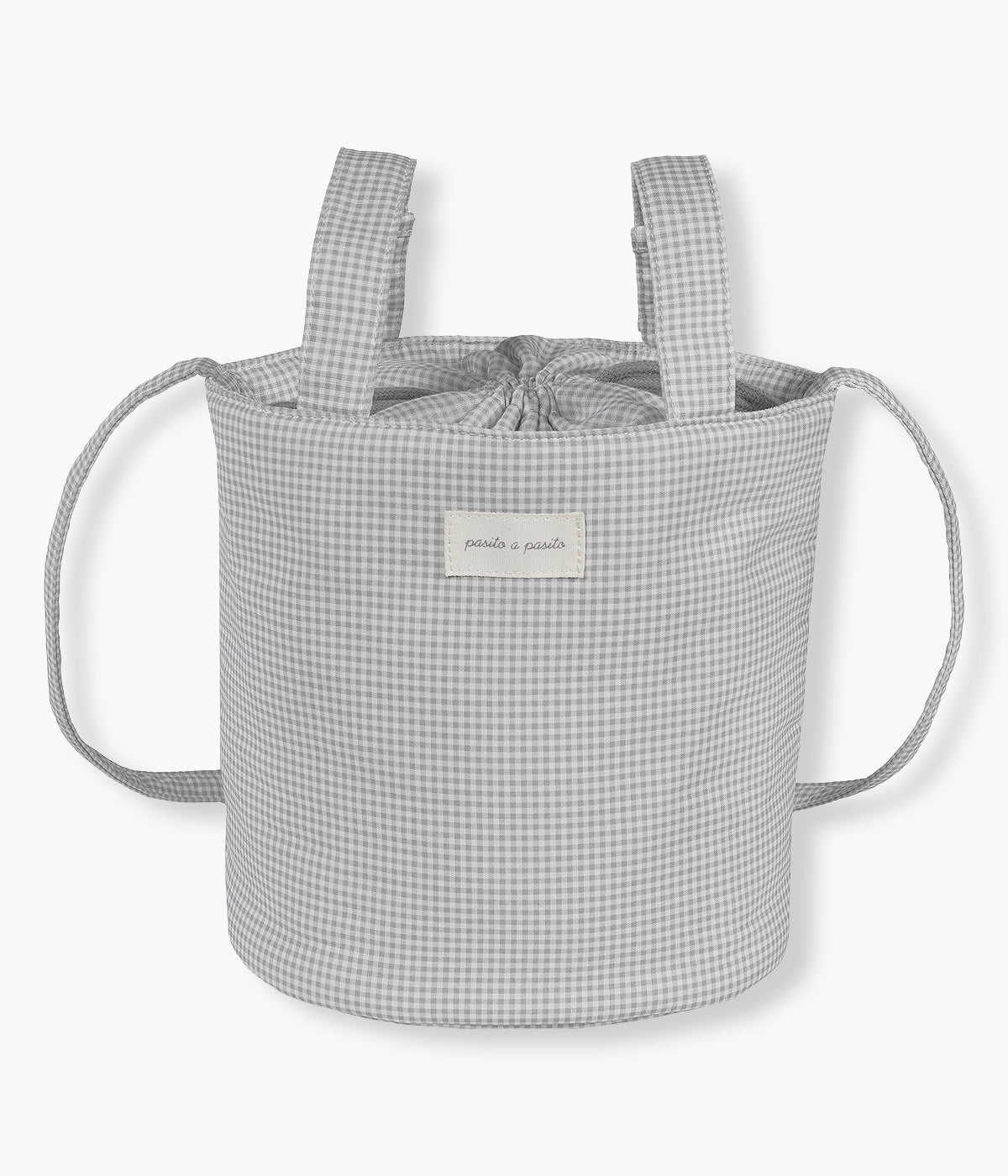 Bolsa Bucket Little Bloom Vichy da Pasito a Pasito. Prática bolsa com exterior em loneta de algodão à prova de água com um clássico padrão vichy em tons de cinza. O seu formato tipo balde maximiza o espaço interior, permitindo uma organização prática e um acesso rápido aos essenciais do(a) bebé.