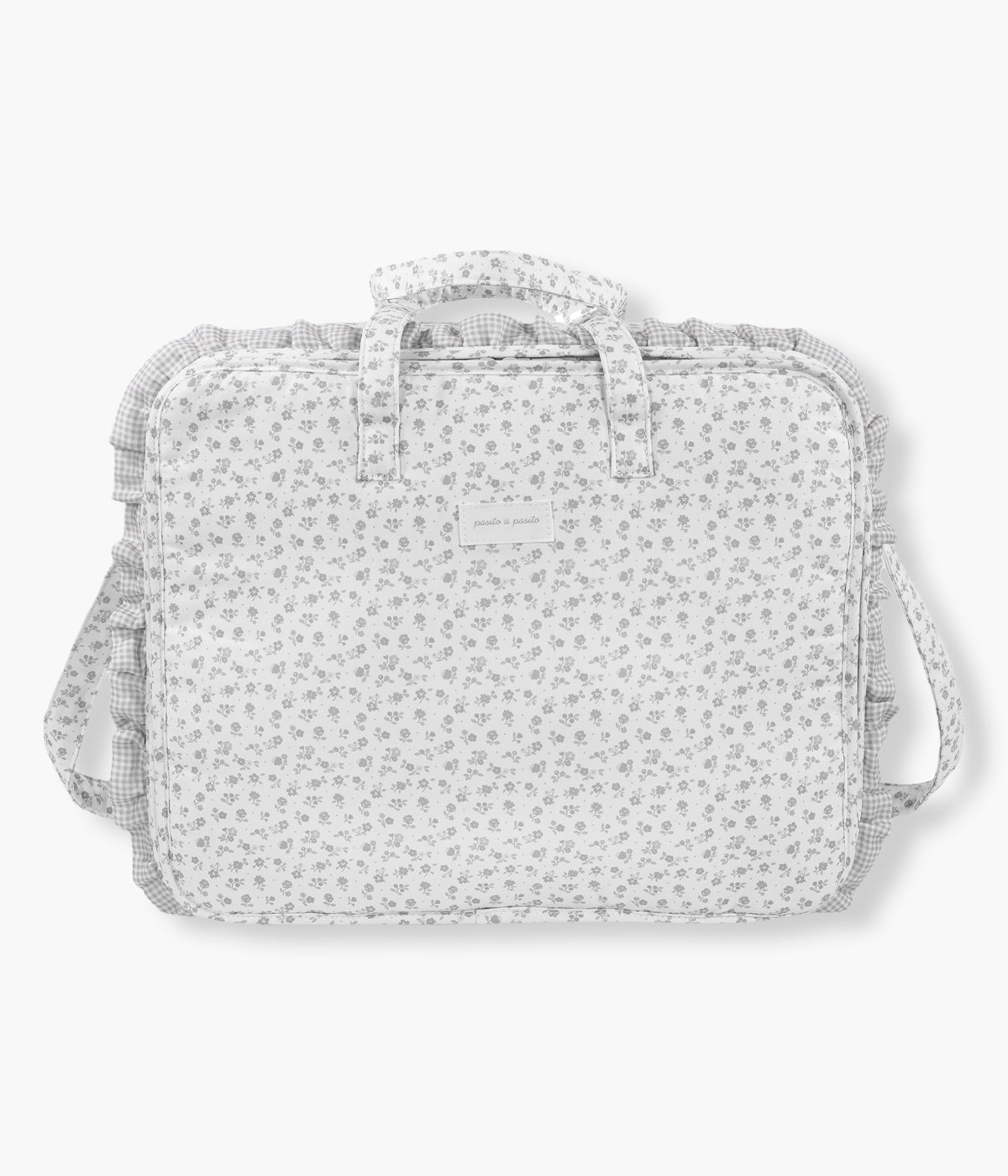 Vista de frente da maala de maternidade Pasito a Pasito Little Bloom Flowers. Prática mala de maternidade de formato retangular com exterior em loneta de algodão resistente à água&nbsp;com padrão floral cinza. Ideal para levar para a maternidade, esta mala de maternidade oferece grande capacidade e um visual clássico.