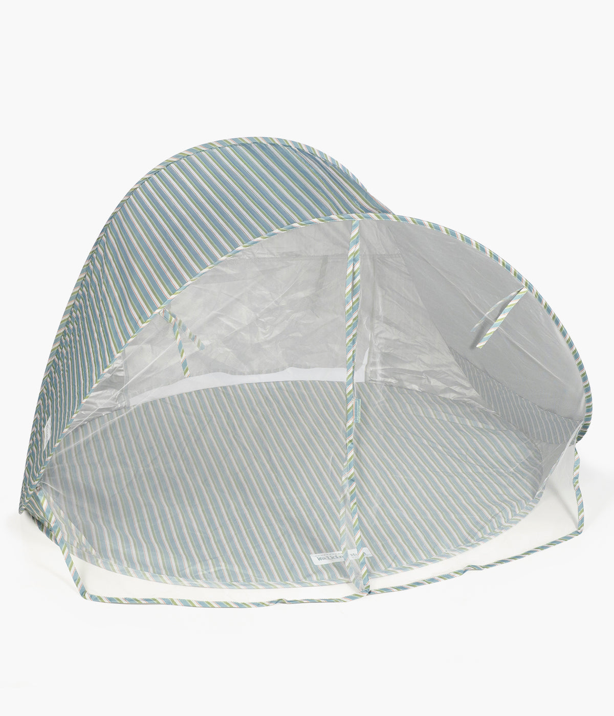 Vista lateral da tenda de praia Anti-UV para bebé Summer Strips da Walking Mum. Refúgio perfeito para proteger o bebé do sol nos momentos ao ar livre. Com proteção solar FPS/SPF 50+, mosquiteira integrada e sistema pop-up de montagem rápida, cria um espaço fresco, seguro e confortável em qualquer lugar.
