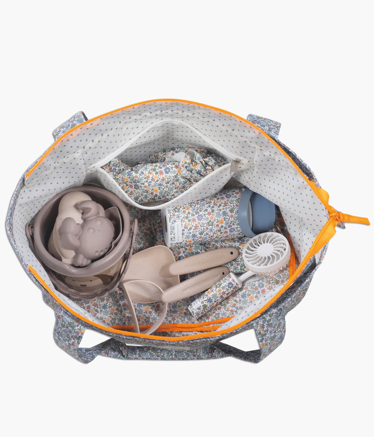 Vista de cima e aberta da bolsa da praia Summer Flowers da Walking Mum para bebé menina. Prática bolsa com padrão floral ideal para os dias de praia, piscina ou passeios em família. Leve e resistente, oferece grande capacidade de arrumação e uma base em rede pensada para evitar a acumulação de areia no interior.