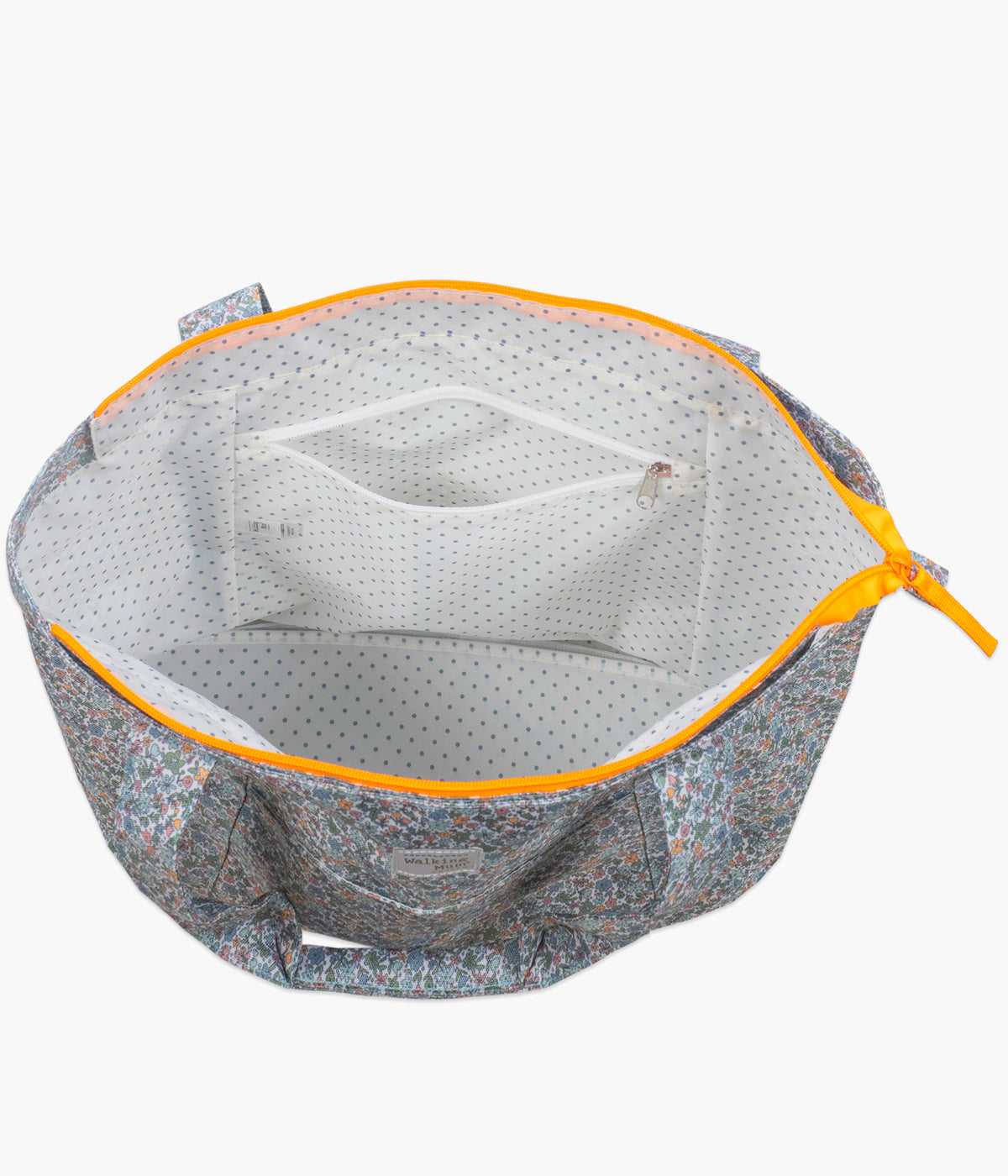 Vista de cima e aberta da bolsa da praia Summer Flowers da Walking Mum para bebé menina. Prática bolsa com padrão floral ideal para os dias de praia, piscina ou passeios em família. Leve e resistente, oferece grande capacidade de arrumação e uma base em rede pensada para evitar a acumulação de areia no interior.