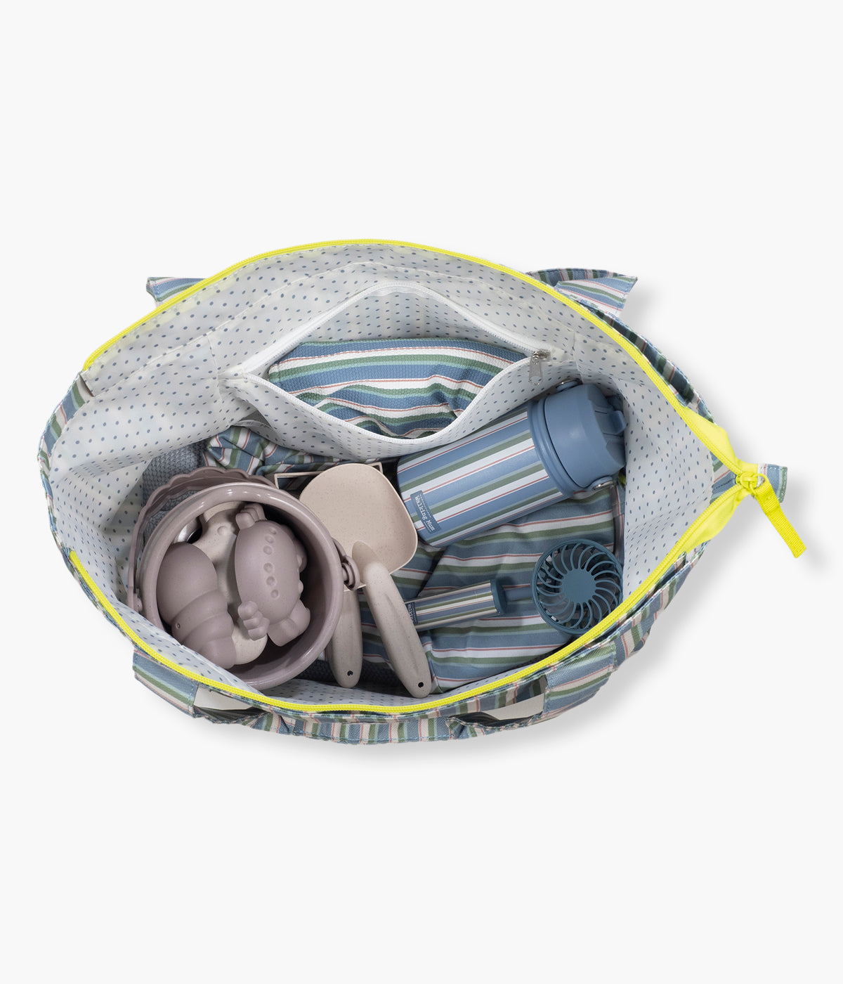 Vista de cima e aberta da bolsa da praia Strips da Walking Mum para bebé. Prática bolsa com padrão riscas ideal para os dias de praia, piscina ou passeios em família. Leve e resistente, oferece grande capacidade de arrumação e uma base em rede pensada para evitar a acumulação de areia no interior.