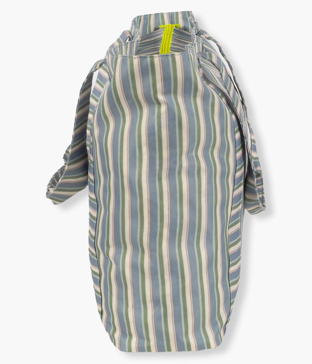 Vista lateral da bolsa da praia Strips da Walking Mum para bebé. Prática bolsa com padrão riscas ideal para os dias de praia, piscina ou passeios em família. Leve e resistente, oferece grande capacidade de arrumação e uma base em rede pensada para evitar a acumulação de areia no interior.