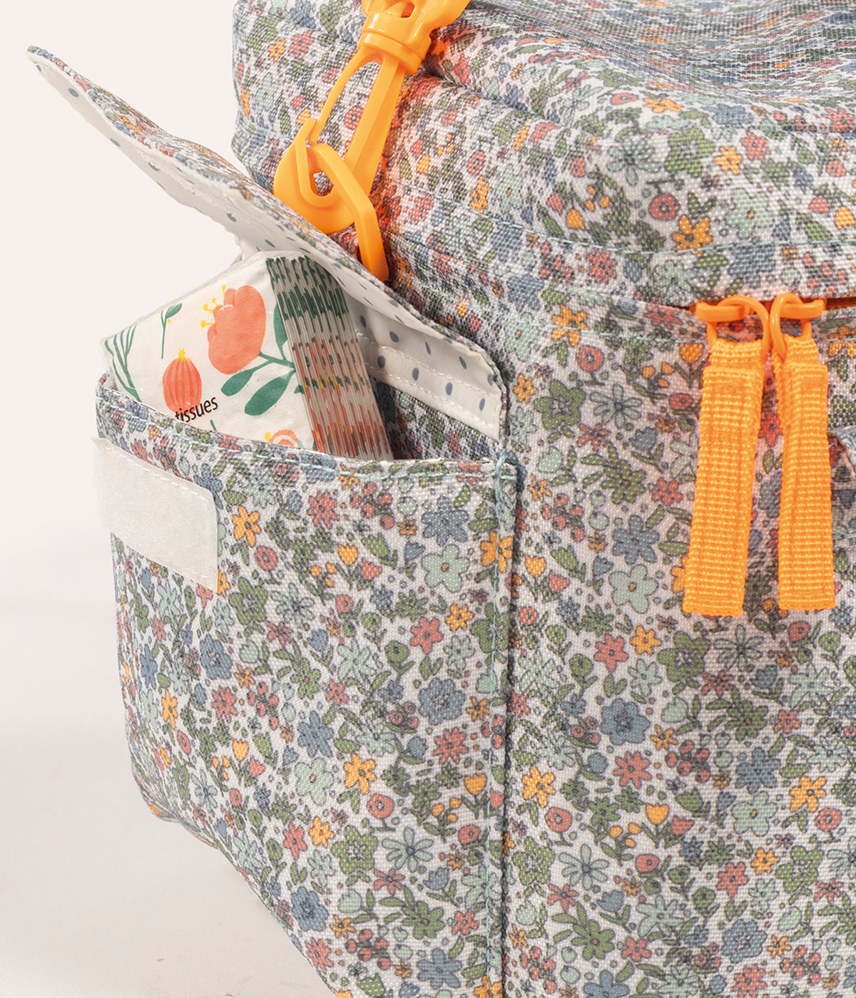 Vista do bolso lateral da bolsa térmica Summer Flowers da Walking Mum. Perfeita para manter bebidas, snacks e refeições à temperatura ideal durante passeios, dias de praia ou viagens em família. Compacta, prática e com um padrão floral, esta bolsa combina funcionalidade e estilo num só acessório.