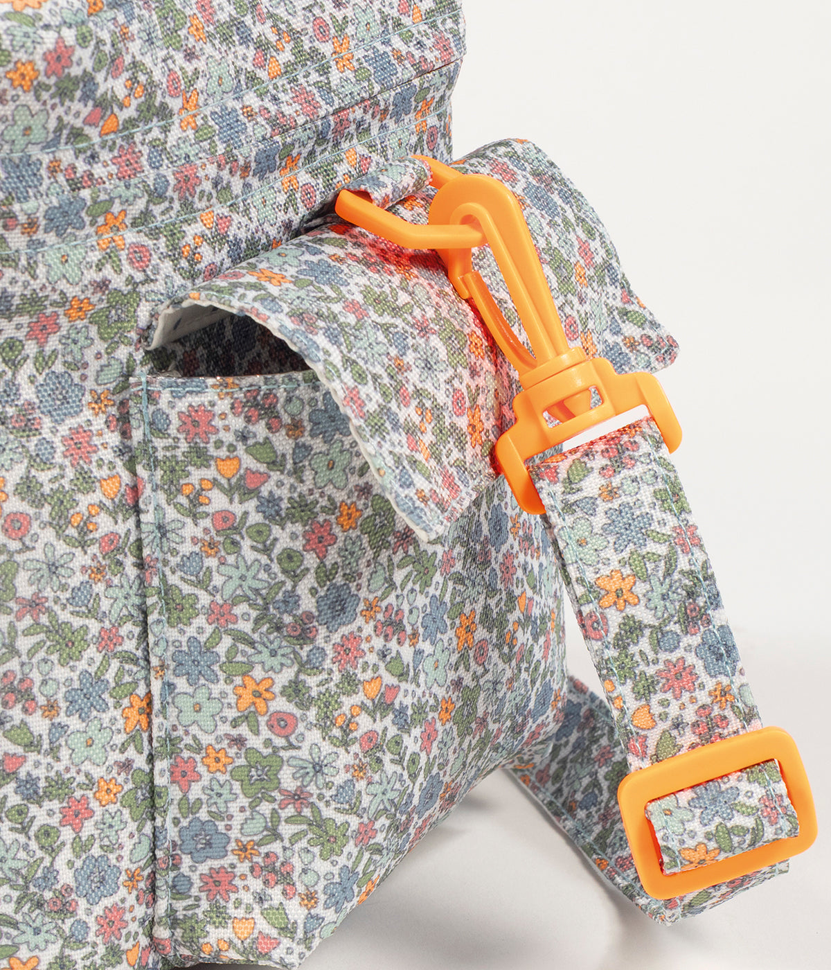 Vista do bolso lateral da bolsa térmica Summer Flowers da Walking Mum. Perfeita para manter bebidas, snacks e refeições à temperatura ideal durante passeios, dias de praia ou viagens em família. Compacta, prática e com um padrão floral, esta bolsa combina funcionalidade e estilo num só acessório.