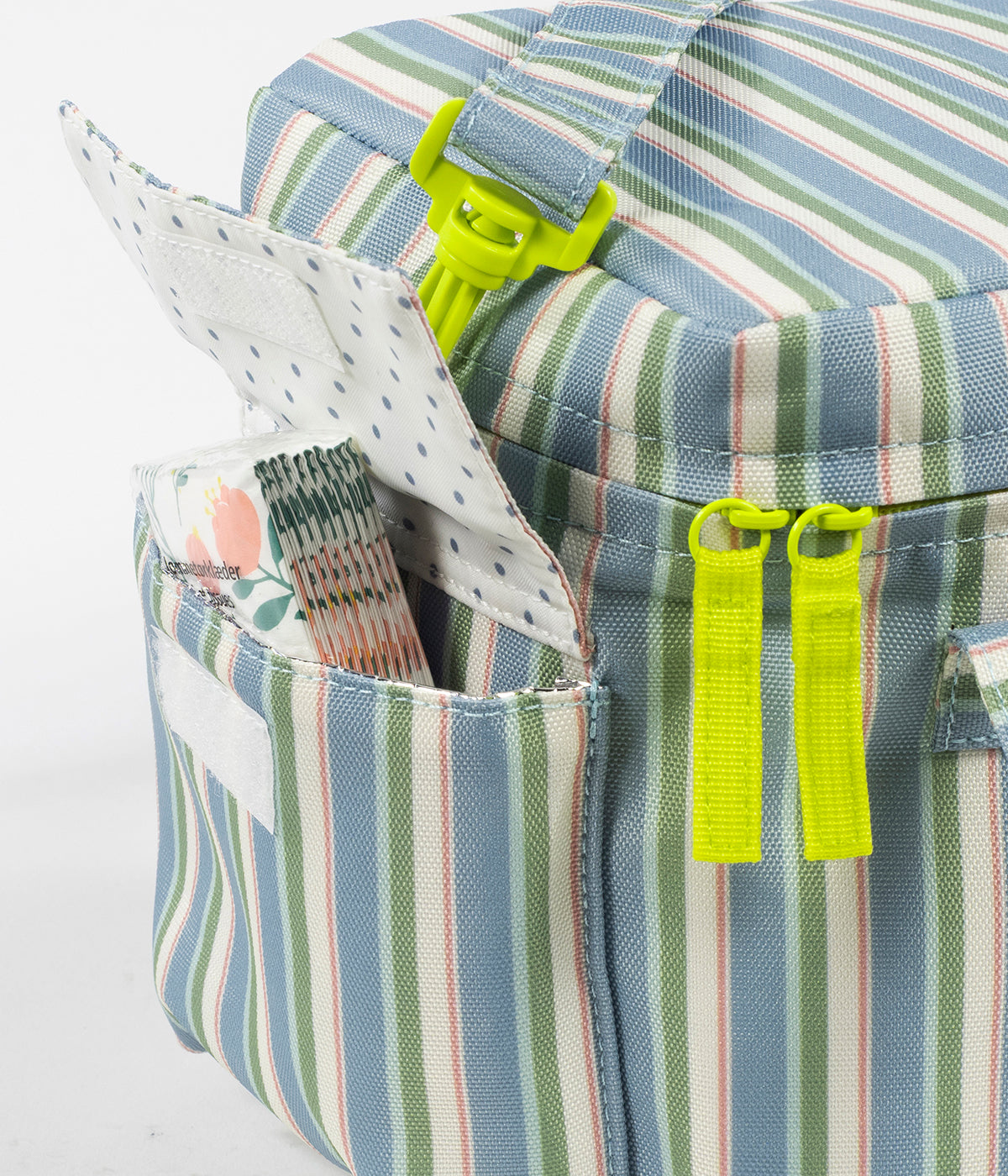 Vista lateral da bolsa térmica Summer Strips da Walking Mum. Perfeita para manter bebidas, snacks e refeições à temperatura ideal durante passeios, dias de praia ou viagens em família. Compacta, prática e com um padrão riscas, esta bolsa combina funcionalidade e estilo num só acessório.