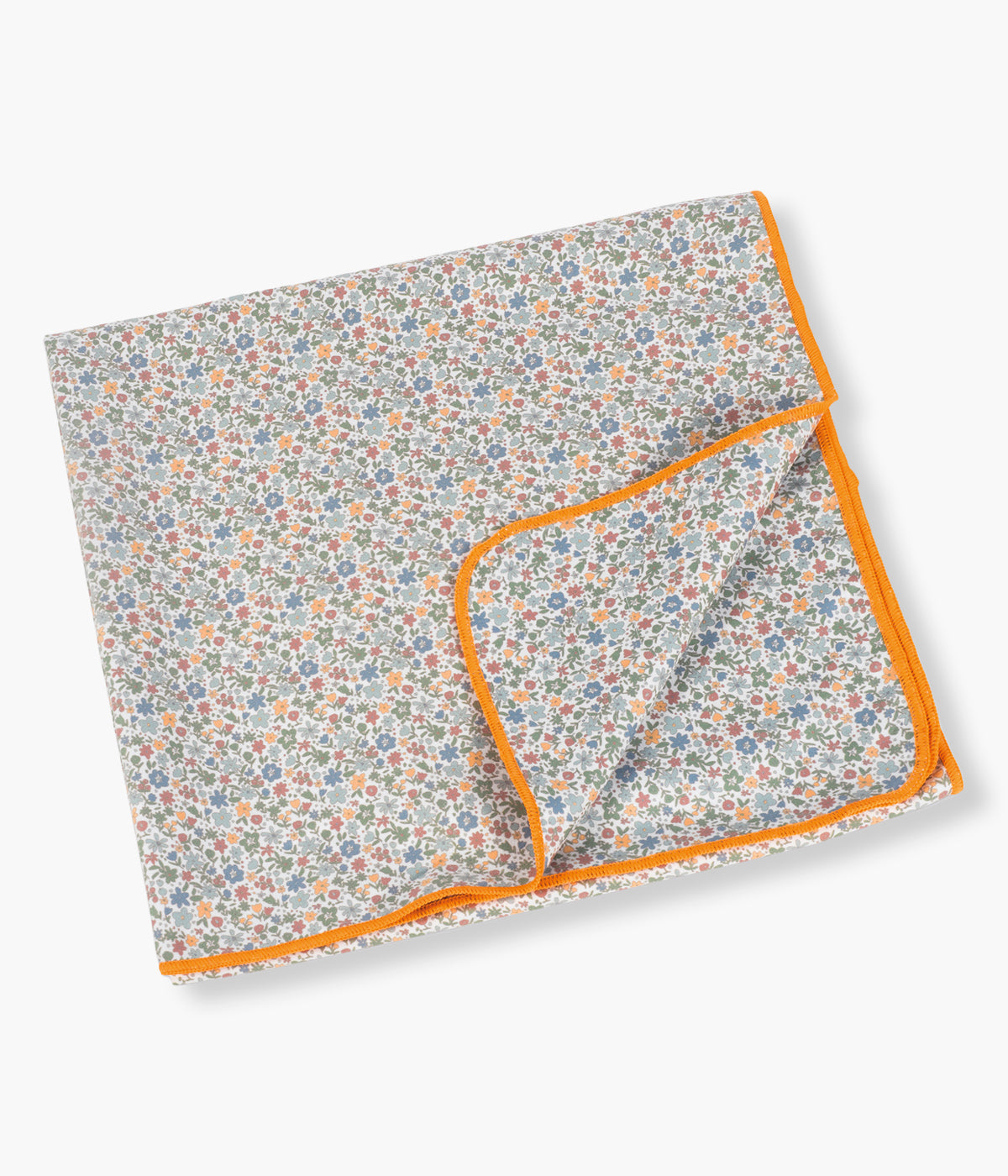 Vista dobrada e aberta da toalha de microfibra Summer Flowers da Walking Mum. Perfeita para a praia, piscina ou passeios de verão. Leve, compacta e de secagem rápida, esta toalha com padrão floral oferece conforto, praticidade e proteção solar FPS/SPF 50+ para acompanhar todas as aventuras ao ar livre.