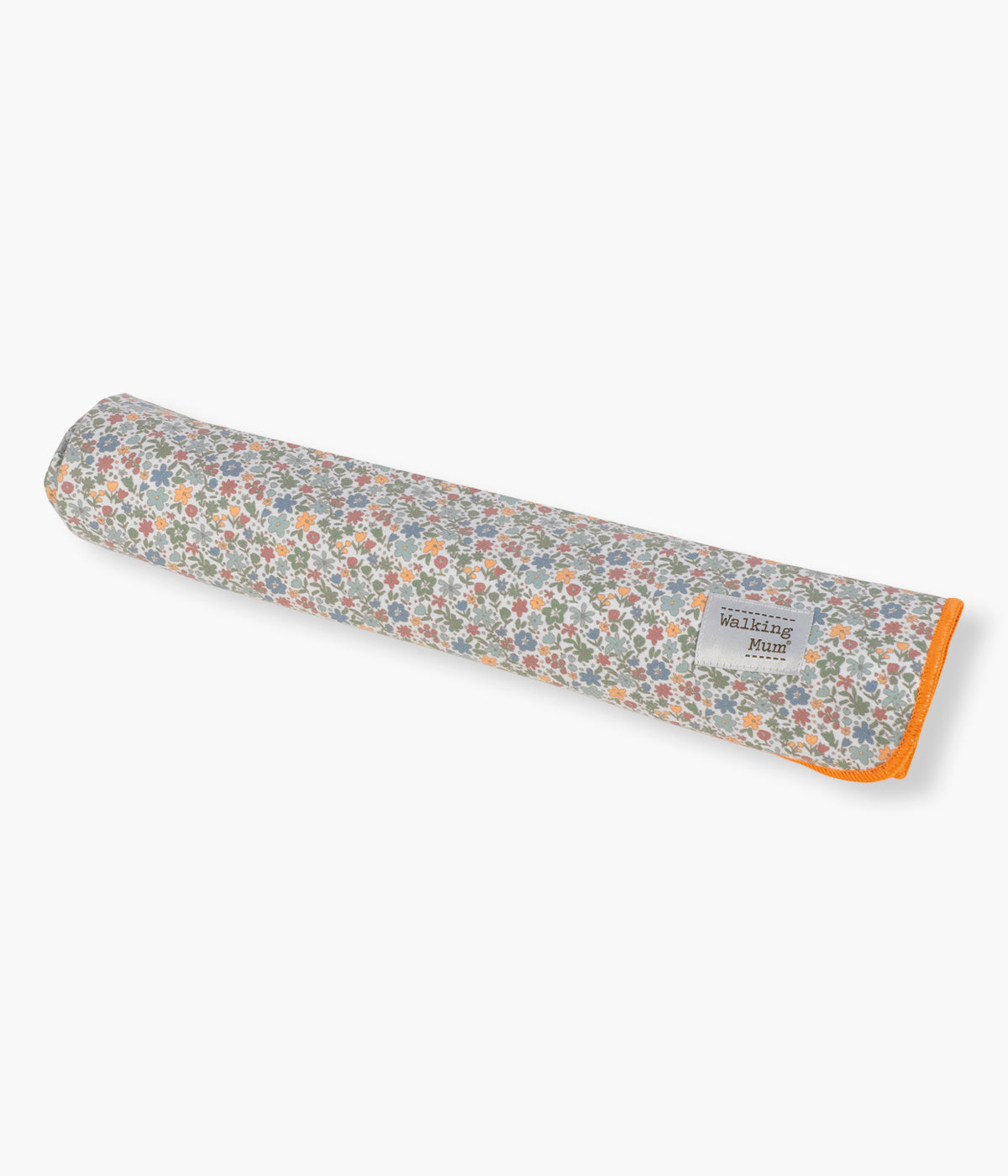 Vista enrolada da toalha de microfibra Summer Flowers da Walking Mum. Perfeita para a praia, piscina ou passeios de verão. Leve, compacta e de secagem rápida, esta toalha com padrão floral oferece conforto, praticidade e proteção solar FPS/SPF 50+ para acompanhar todas as aventuras ao ar livre.