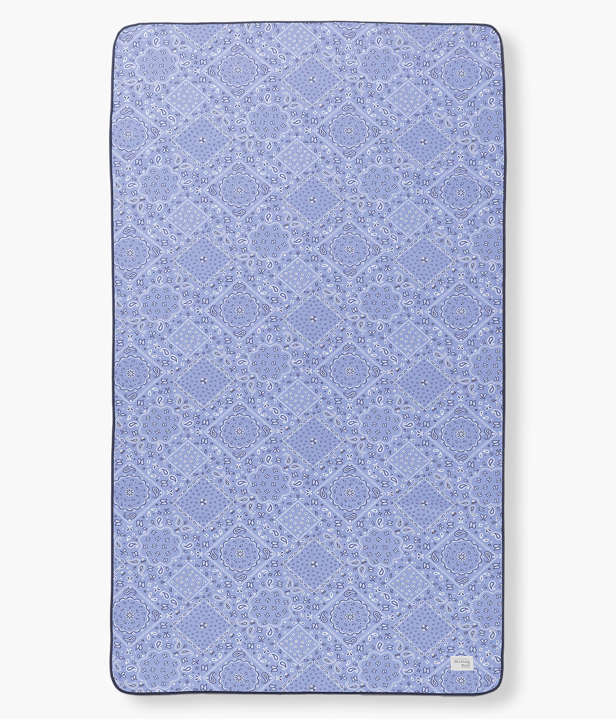 Vista aberta da toalha de microfibra Summer Bandana da Walking Mum. Perfeita para a praia, piscina ou passeios de verão. Leve, compacta e de secagem rápida, oferece conforto, praticidade e proteção solar FPS/SPF 50+ para acompanhar todas as aventuras ao ar livre.