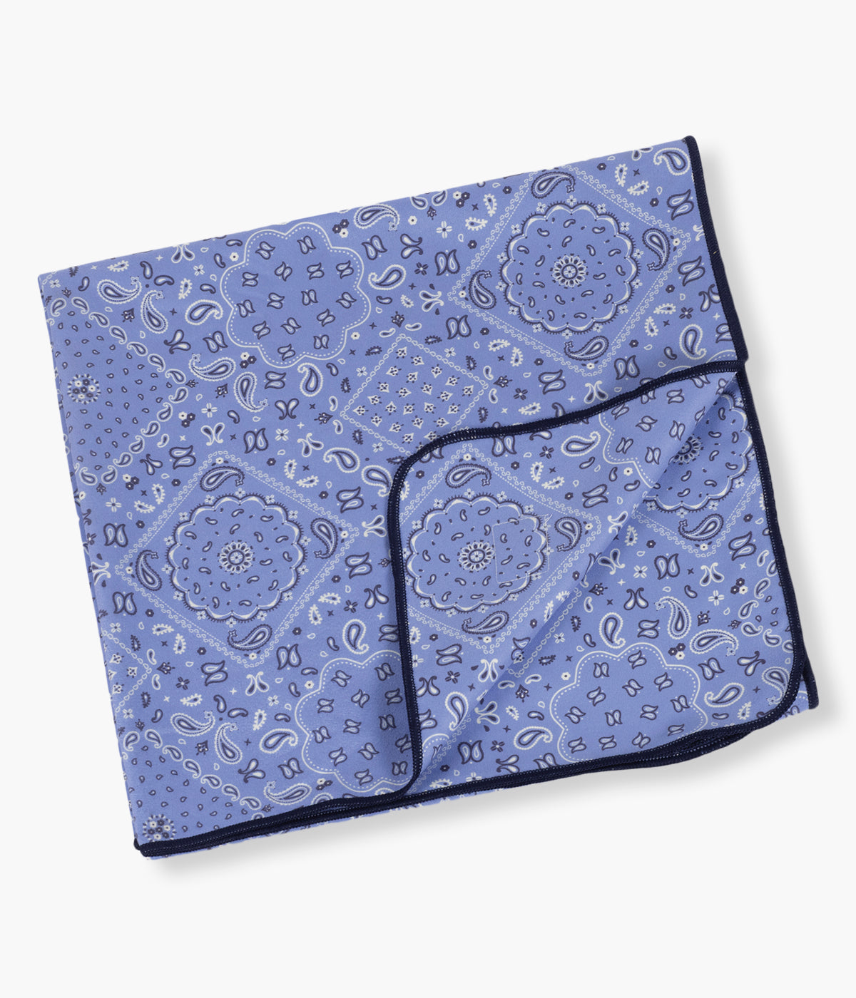 Vista dobrada da toalha de microfibra Summer Bandana da Walking Mum. Perfeita para a praia, piscina ou passeios de verão. Leve, compacta e de secagem rápida, oferece conforto, praticidade e proteção solar FPS/SPF 50+ para acompanhar todas as aventuras ao ar livre.
