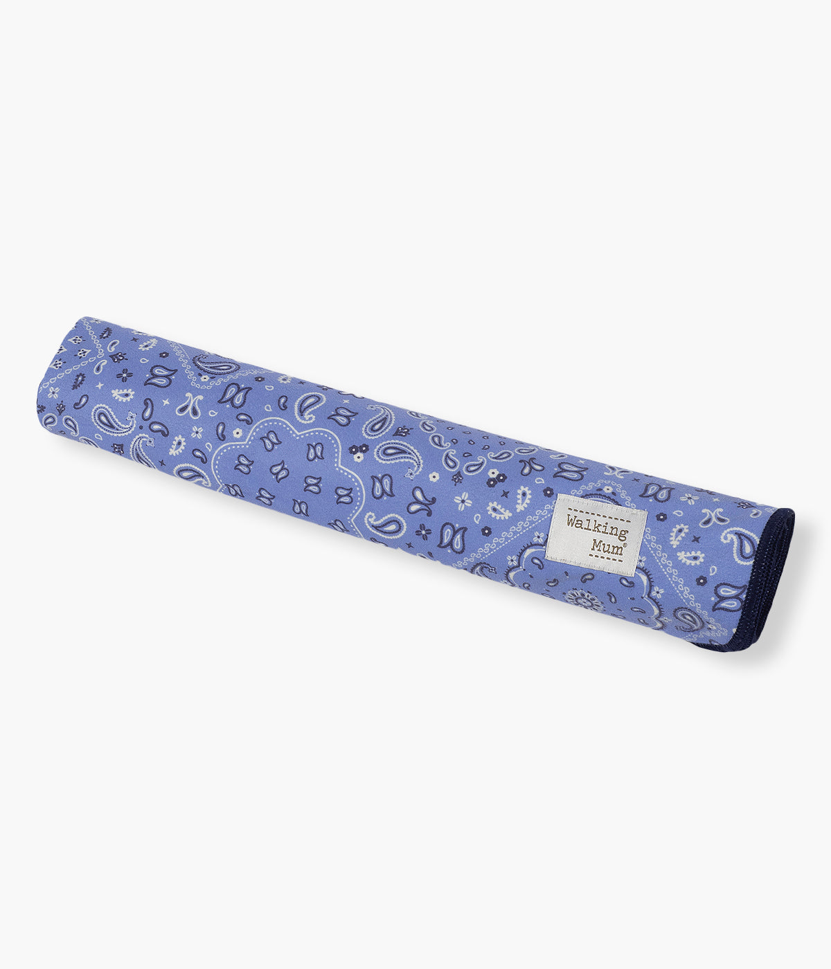 Vista enrolada da toalha de microfibra Summer Bandana da Walking Mum. Perfeita para a praia, piscina ou passeios de verão. Leve, compacta e de secagem rápida, oferece conforto, praticidade e proteção solar FPS/SPF 50+ para acompanhar todas as aventuras ao ar livre.