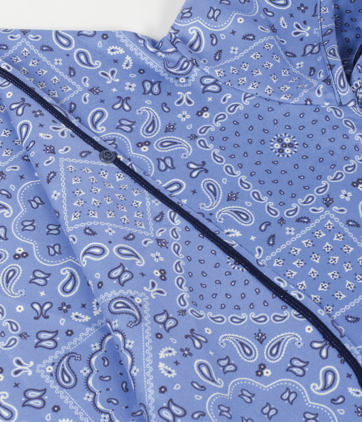 Vista detalhada do poncho de microfibra Summer Bandana da Walking Mum. Peça ideal para depois do banho na praia ou piscina, este poncho é leve, suave e de secagem rápida. Envolve o bebé com conforto e proteção solar FPS/SPF 50+, garantindo bem-estar e segurança.