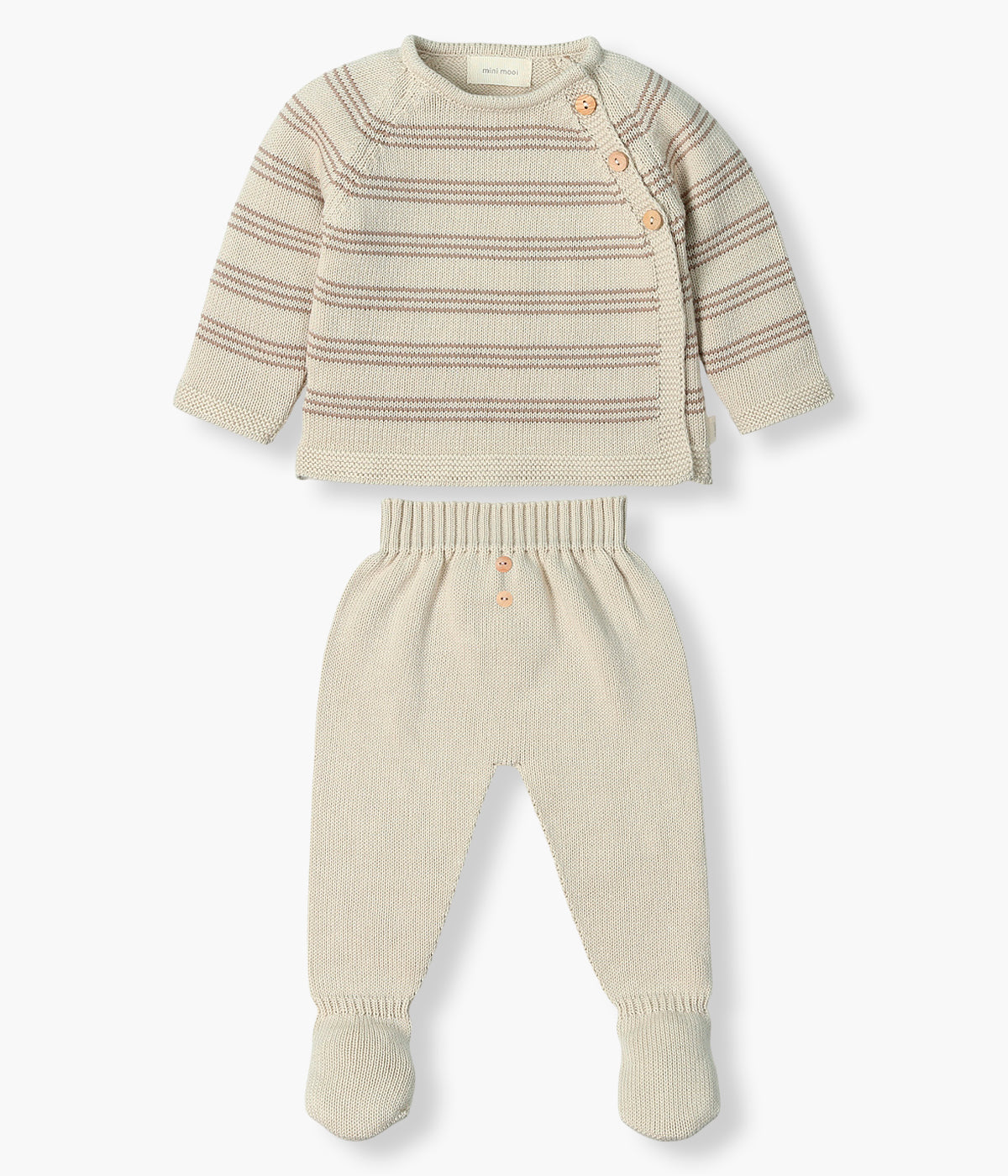 Vista de frente do conjunto em malha de algodão orgânico bege da Mini Mooi para bebé e recém‑nascido(a), composto por camisola e calças. Camisola de manga comprida com riscas castanhas e abertura no ombro com botões de madeira. Calças lisas com pés com botões de madeira decorativos.