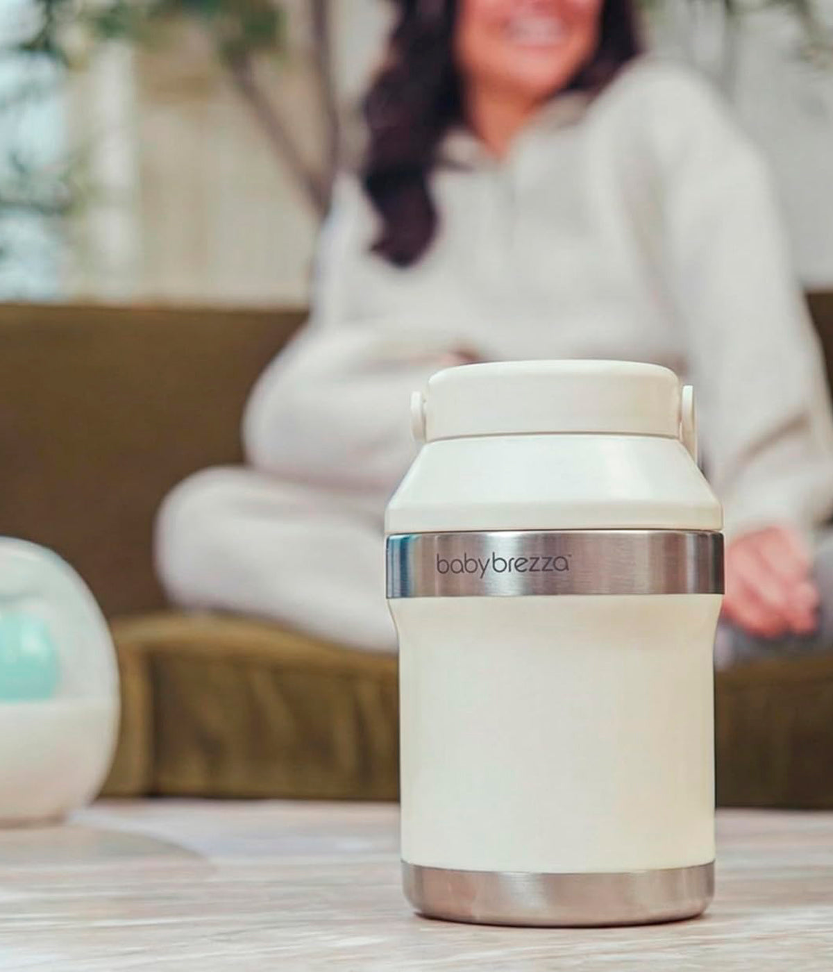 Vista de frente do refrigerador portátil de leite Materno Baby Brezza All-day Breastmilk Portable Cooler. Prática garrafa térmica com capacidade de 300ml que mantém o leite materno frio até 24 horas, garantindo conservação segura durante todo o dia. Prático, compacto e ideal para mães que extraem leite em casa, no trabalho ou em viagem.