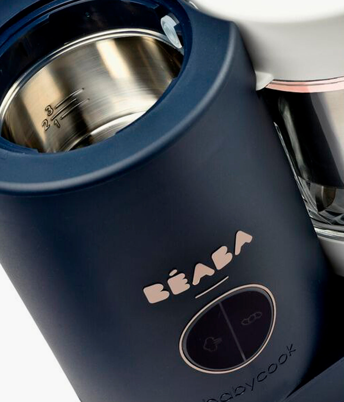 Vista de cima com Robô de Cozinha Babycook Néo da Béaba na cor Night Blur. aberto. Inteligente robô de cozinha premium para bebé 6 em 1 que cozinha a vapor, tritura, descongela, aquece refeições, aquece biberões e esteriliza acessórios. Fabricado em França com materiais duráveis como vidro e aço inoxidável, permite preparar refeições saudáveis para o bebé preservando os nutrientes, sabores e texturas dos alimentos.