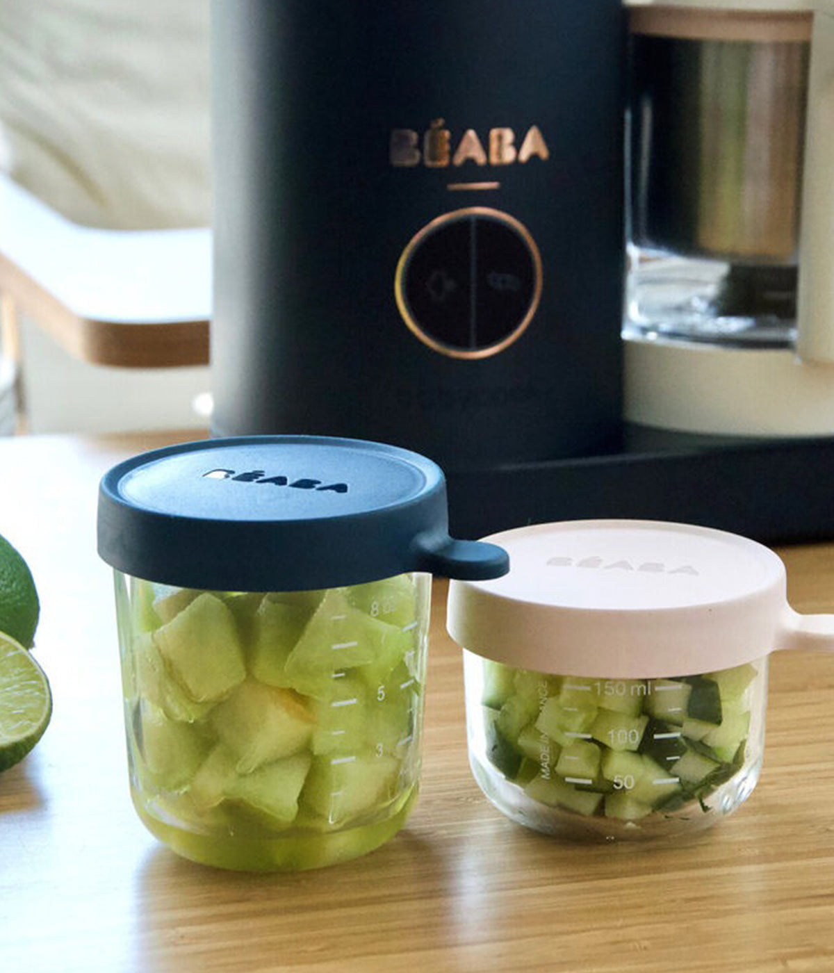 Robô de Cozinha Babycook Néo da Béaba na cor Night Blue. Inteligente robô de cozinha premium para bebé 6 em 1 que cozinha a vapor, tritura, descongela, aquece refeições, aquece biberões e esteriliza acessórios. Fabricado em França com materiais duráveis como vidro e aço inoxidável, permite preparar refeições saudáveis para o bebé preservando os nutrientes, sabores e texturas dos alimentos. Oferta de 2 frascos hérmeticos em vidro, um com capacidade para 250ml e outro para 150ml.