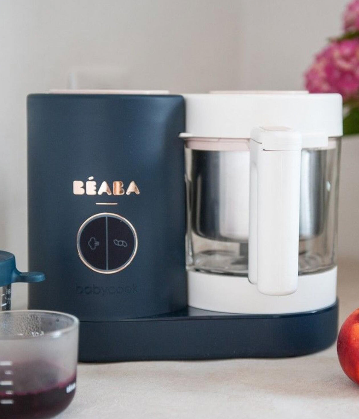 Robô de Cozinha Babycook Néo da Béaba na cor Night Blue. Inteligente robô de cozinha premium para bebé 6 em 1 que cozinha a vapor, tritura, descongela, aquece refeições, aquece biberões e esteriliza acessórios. Fabricado em França com materiais duráveis como vidro e aço inoxidável, permite preparar refeições saudáveis para o bebé preservando os nutrientes, sabores e texturas dos alimentos. Oferta de 2 frascos hérmeticos em vidro, um com capacidade para 250ml e outro para 150ml.