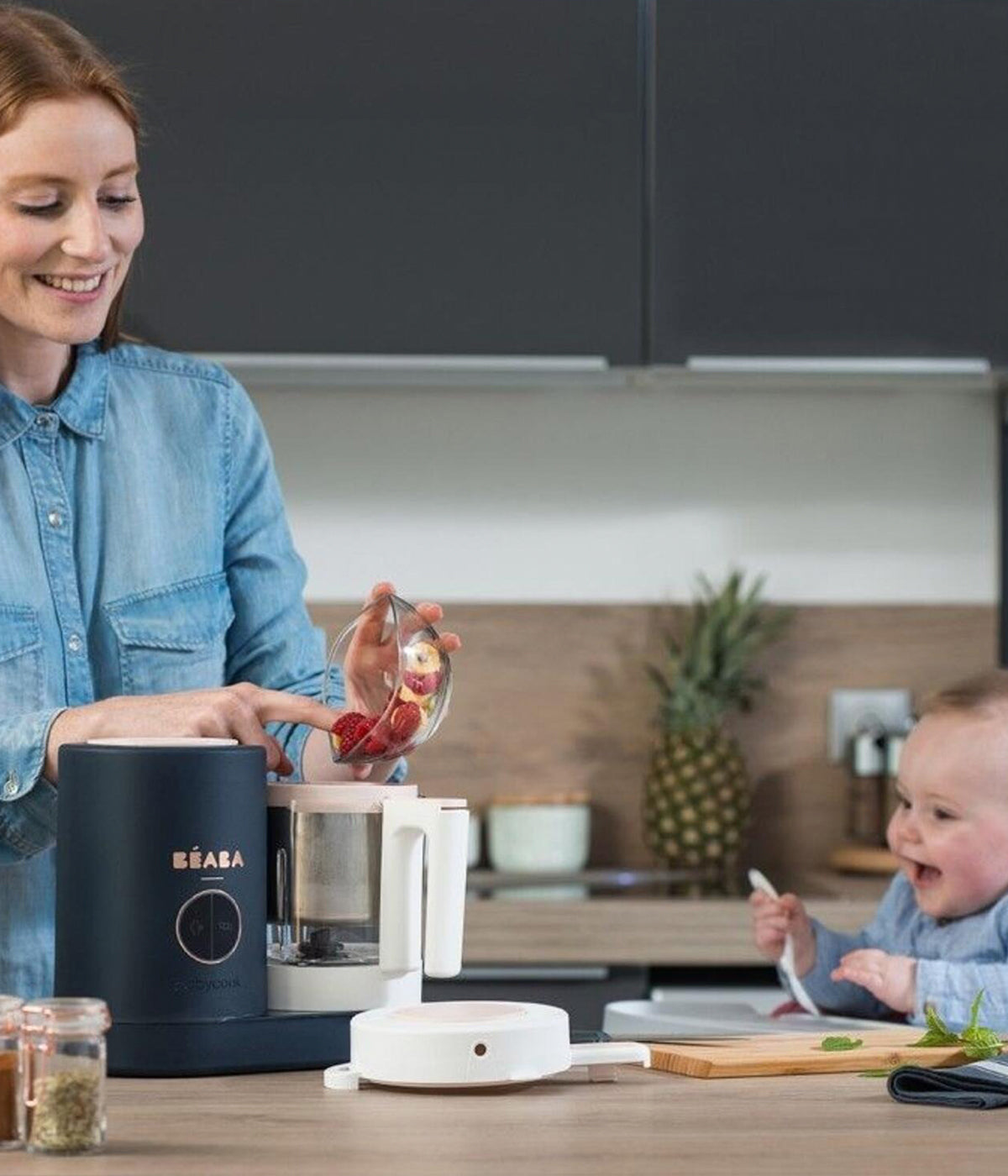Robô de Cozinha Babycook Néo da Béaba na cor Night Blue. Inteligente robô de cozinha premium para bebé 6 em 1 que cozinha a vapor, tritura, descongela, aquece refeições, aquece biberões e esteriliza acessórios. Fabricado em França com materiais duráveis como vidro e aço inoxidável, permite preparar refeições saudáveis para o bebé preservando os nutrientes, sabores e texturas dos alimentos. Oferta de 2 frascos hérmeticos em vidro, um com capacidade para 250ml e outro para 150ml.