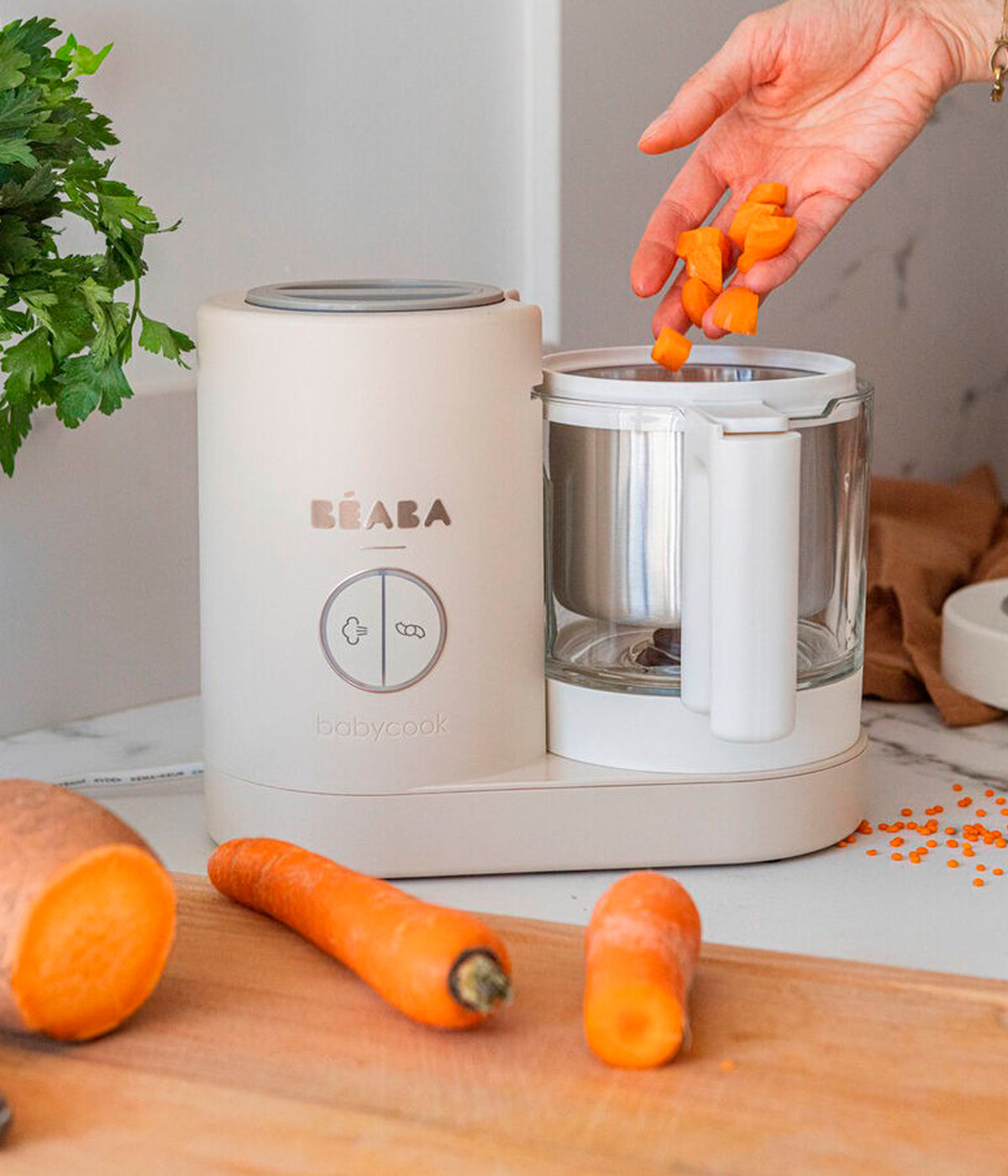 Vista a ser utilizada do robô de Cozinha Babycook Néo da Béaba na cor Clay Earth (bege). Inteligente robô de cozinha premium para bebé 6 em 1 que cozinha a vapor, tritura, descongela, aquece refeições, aquece biberões e esteriliza acessórios.
