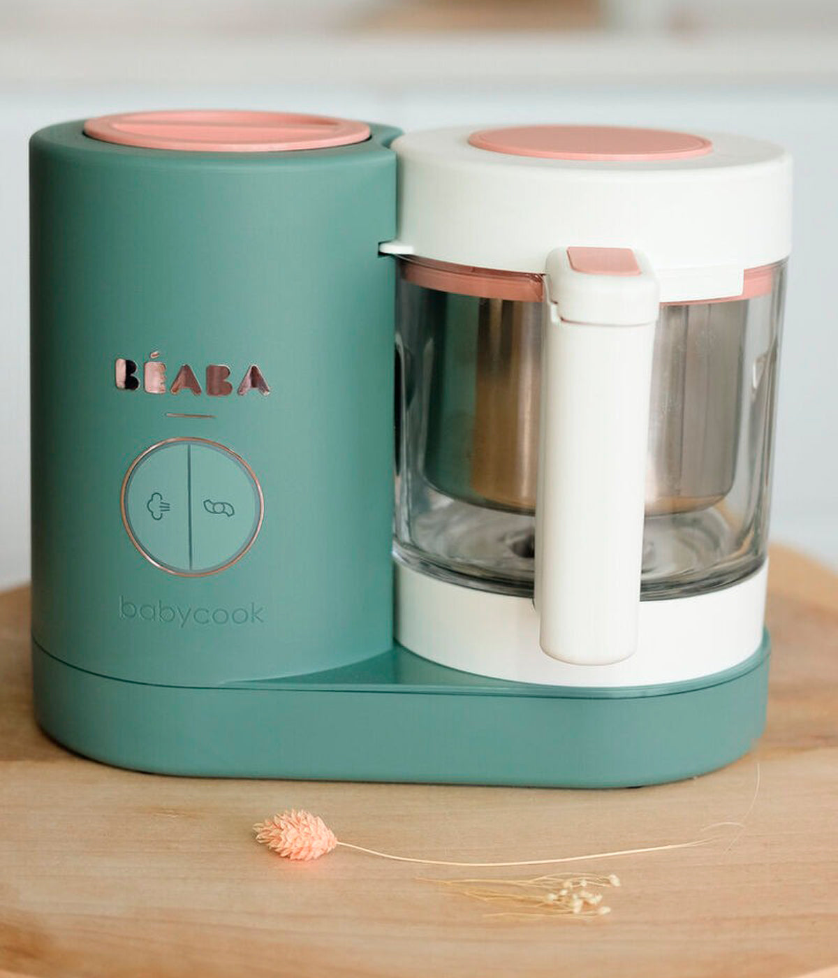 Vista frontal do Robô de Cozinha Babycook Néo da Béaba na cor Eucalyptus (verde). Inteligente robô de cozinha premium para bebé 6 em 1 que cozinha a vapor, tritura, descongela, aquece refeições, aquece biberões e esteriliza acessórios.