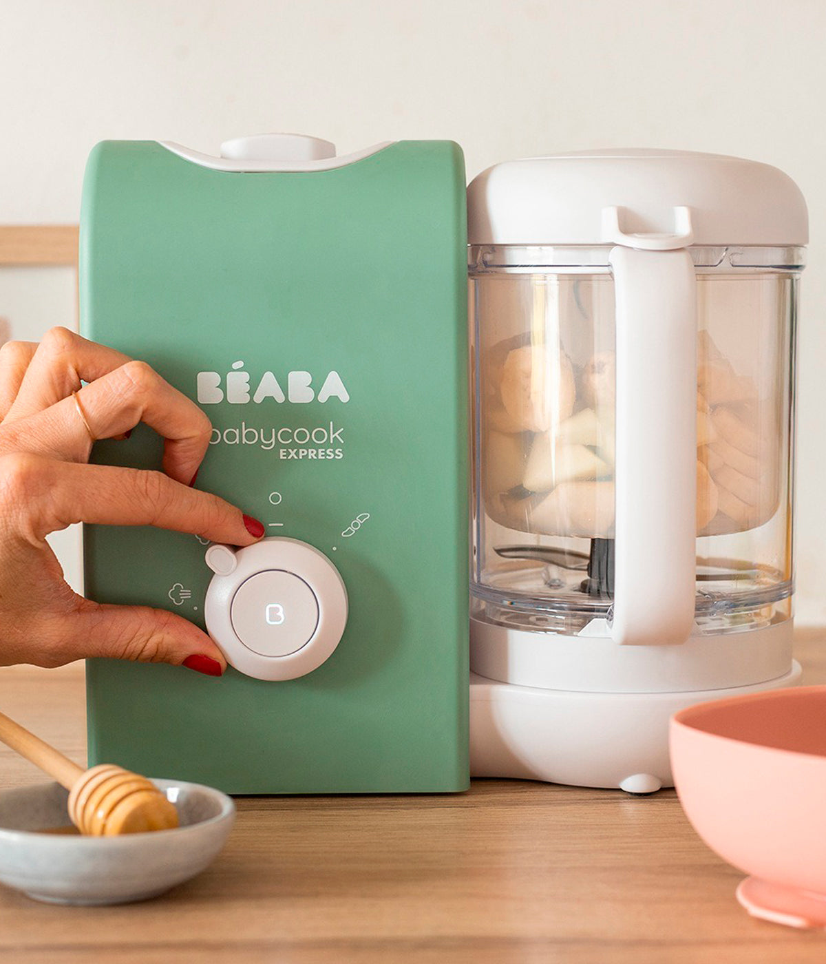 Vista frontal e a ser usado do robô de cozinha para bebé Babycook Express da Béaba na cor Sage Green (verde).