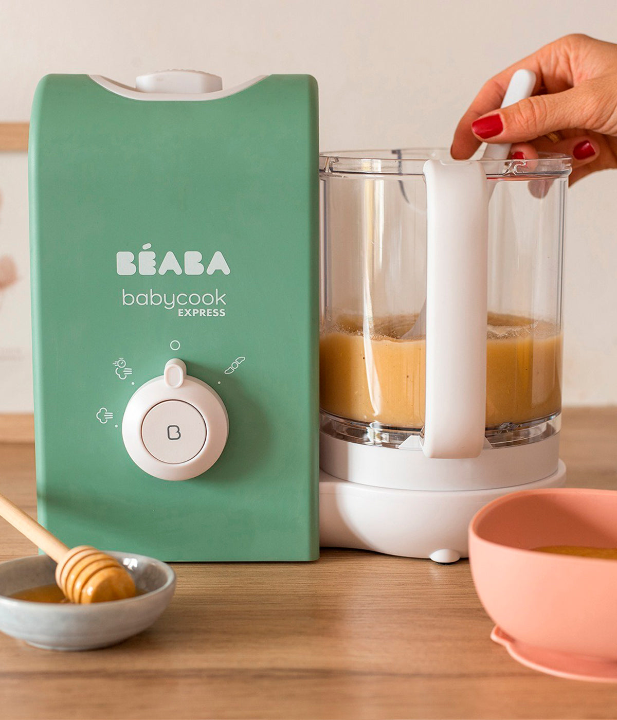 Vista frontal do robô de cozinha para bebé Babycook Express da Béaba na cor Sage Green (verde).