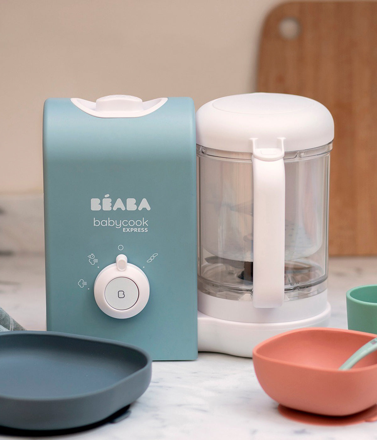 Robô de cozinha para bebé Babycook Express da Béaba na cor Baltic Blue (azul). Descubra o robô de cozinha infantil mais rápido da gama Beabá. Com funções de cozinhar a vapor, triturar, descongelar e aquecer, prepara refeições caseiras para o bebé em menos de 15 minutos. A sua tecnologia exclusiva de cozedura e mistura garante resultados homogéneos, preservando os nutrientes e os sabores naturais dos alimentos.