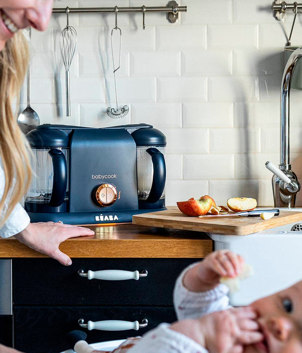 Vista frontal do robô de Cozinha Babycook Néo da Béaba na cor Night Blue (azul índigo) em contexto de cozinha.