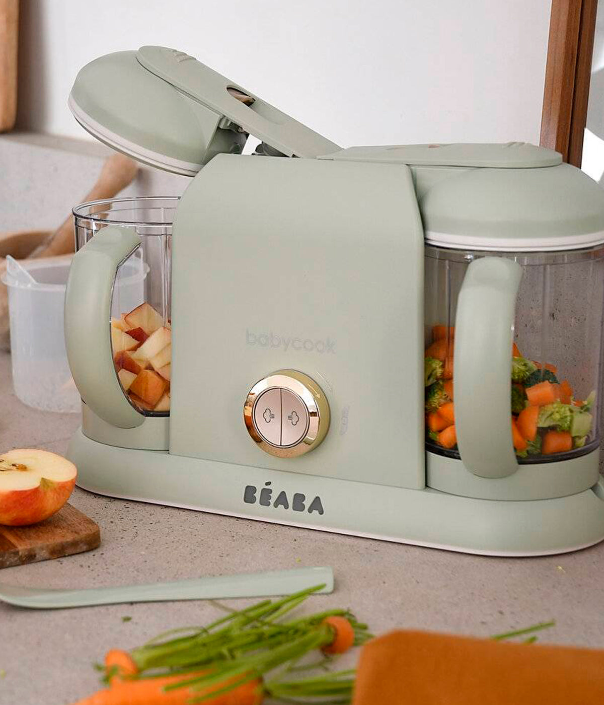 Vista frontal do Robô de Cozinha Babycook Duo da Béaba na cor Misty Green (verde). Robô de cozinha infantil multifunções 6 em 1 que cozinha a vapor, tritura, descongela, aquece refeições, aquece biberões e esteriliza acessórios. Com duas taças independentes e capacidade XXL, permite preparar duas receitas em simultâneo de forma prática, rápida e eficiente.
