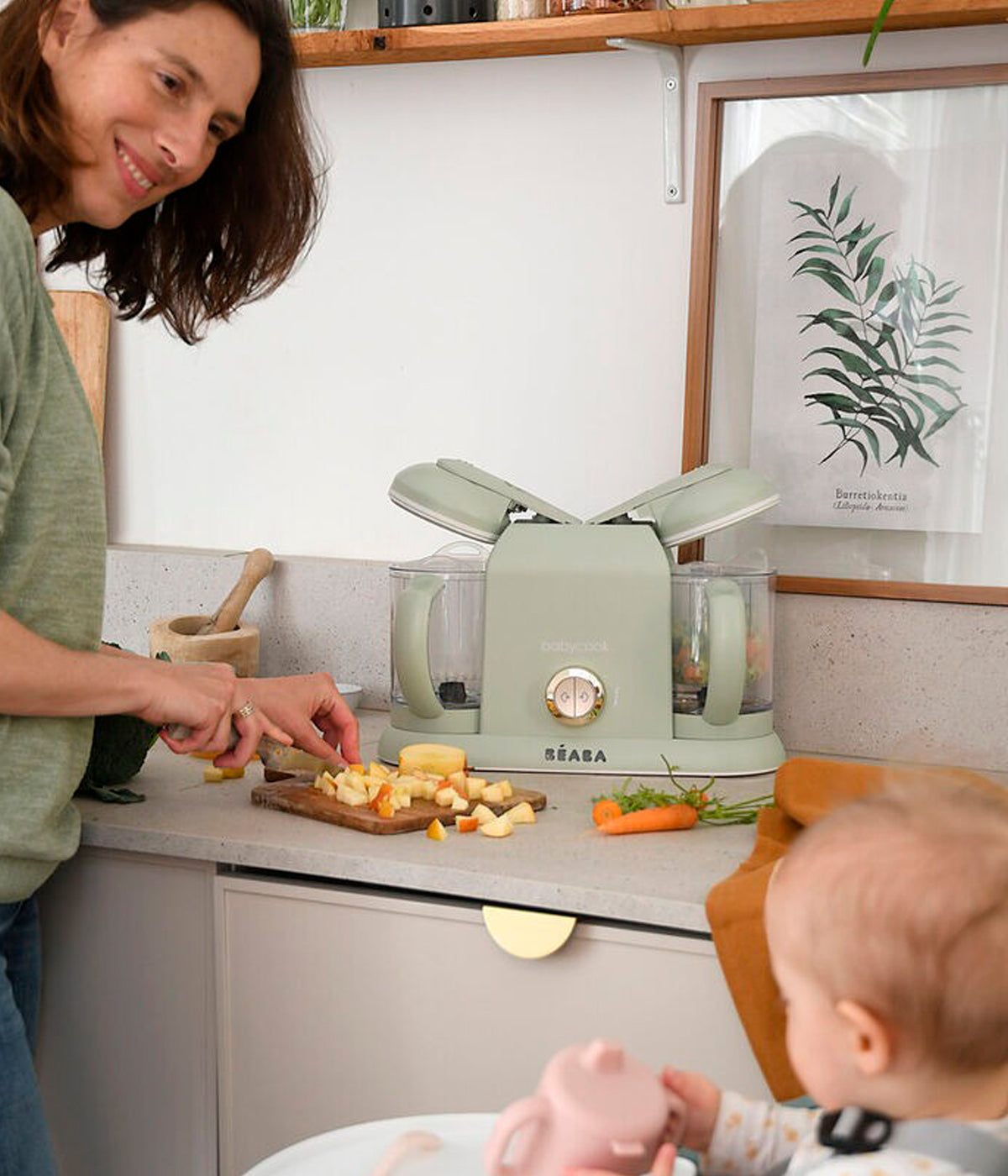 Vista frontal do Robô de Cozinha Babycook Duo da Béaba na cor Misty Green (verde). Robô de cozinha infantil multifunções 6 em 1 que cozinha a vapor, tritura, descongela, aquece refeições, aquece biberões e esteriliza acessórios. Com duas taças independentes e capacidade XXL, permite preparar duas receitas em simultâneo de forma prática, rápida e eficiente.
