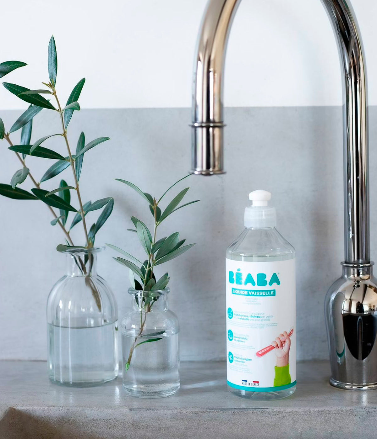 Detergente para Biberões 100% Ecológico da Béaba. Especialmente desenvolvido para limpar biberões, tetinas e acessórios do bebé. Com fórmula de origem vegetal e mineral, remove eficazmente resíduos de leite e alimentos, respeitando a pele sensível e o ambiente.