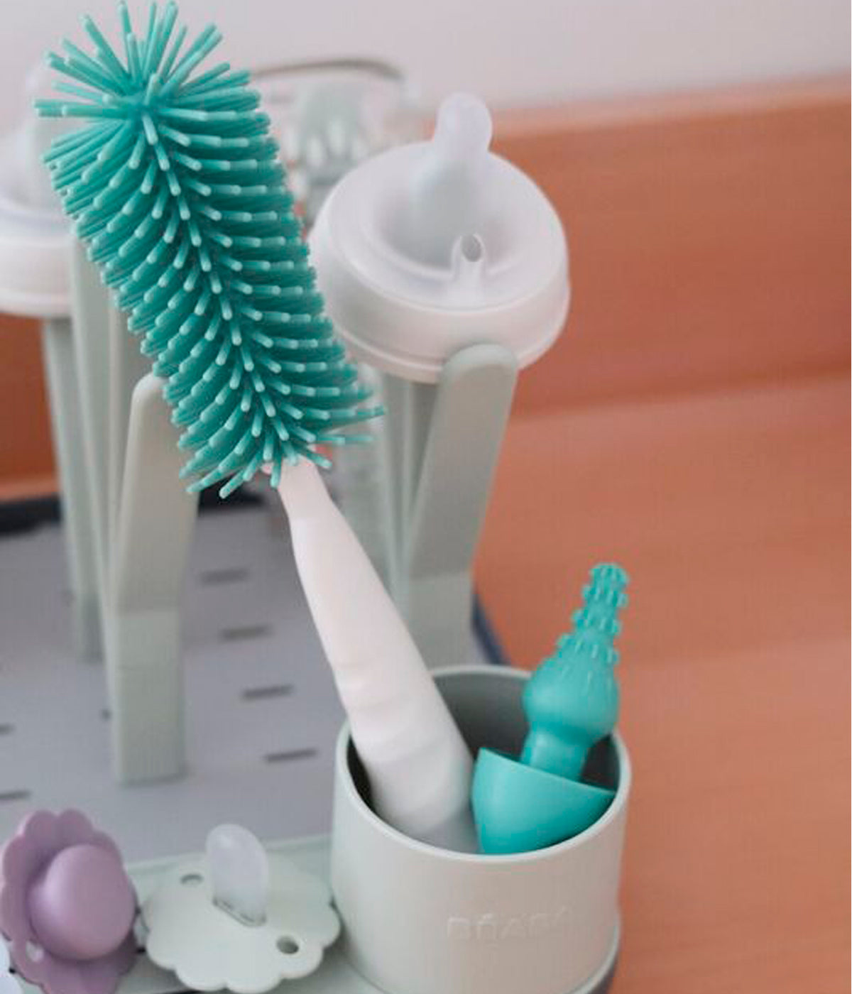 Vista da efrontal da escova limpa-biberões em silicone da Béaba na cor verde.