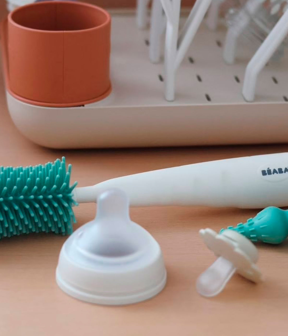 Vista da frontal da escova limpa-biberões em silicone da Béaba na cor verde.