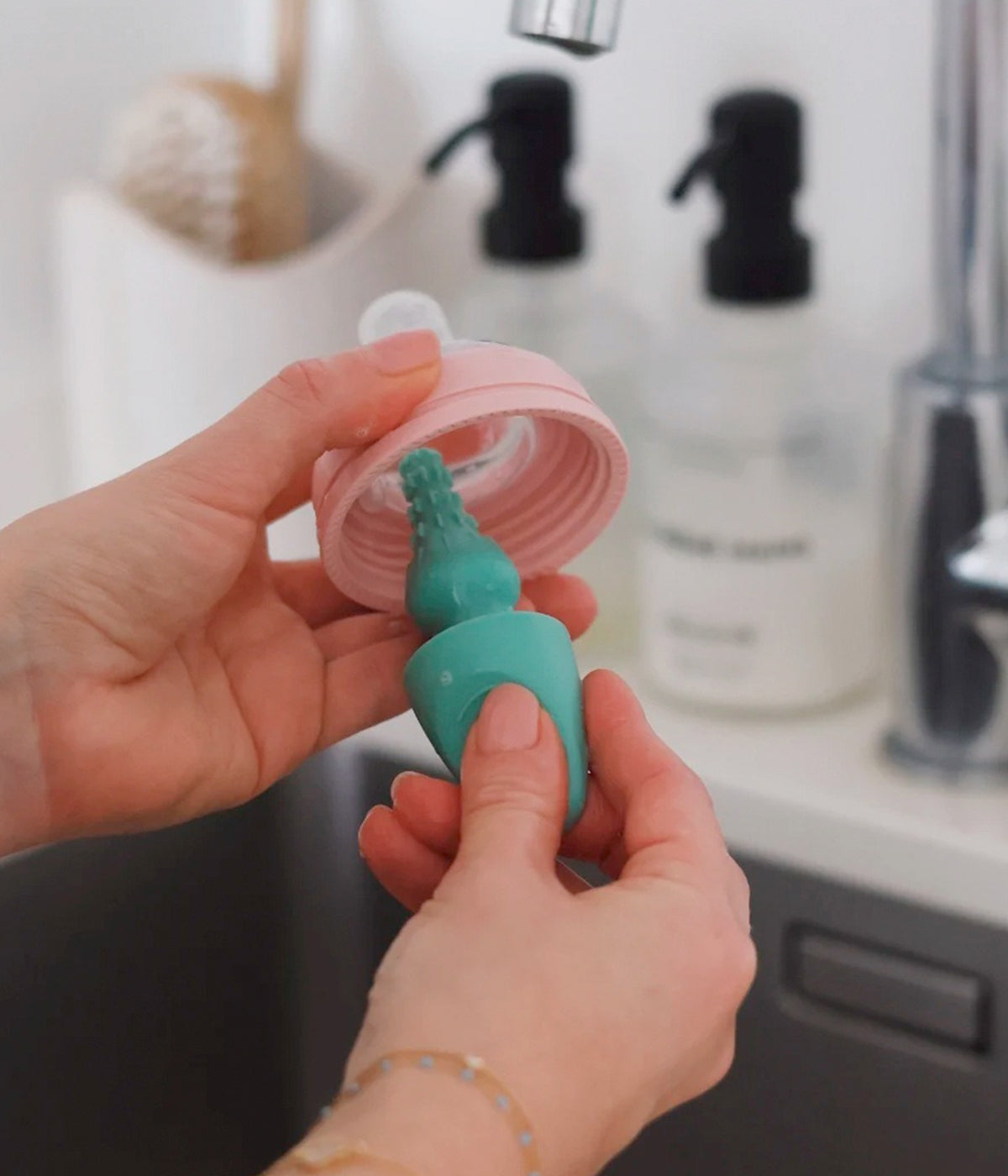 Escova limpa-biberões em silicone da Béaba na cor verde. Desenvolvida para limpar eficazmente biberões, tetinas e acessórios sem riscar, esta escova possui cerdas macias, ponta integrada para peças pequenas e cabo ergonómico, garantindo assim uma higiene completa e prática no dia-a-dia.