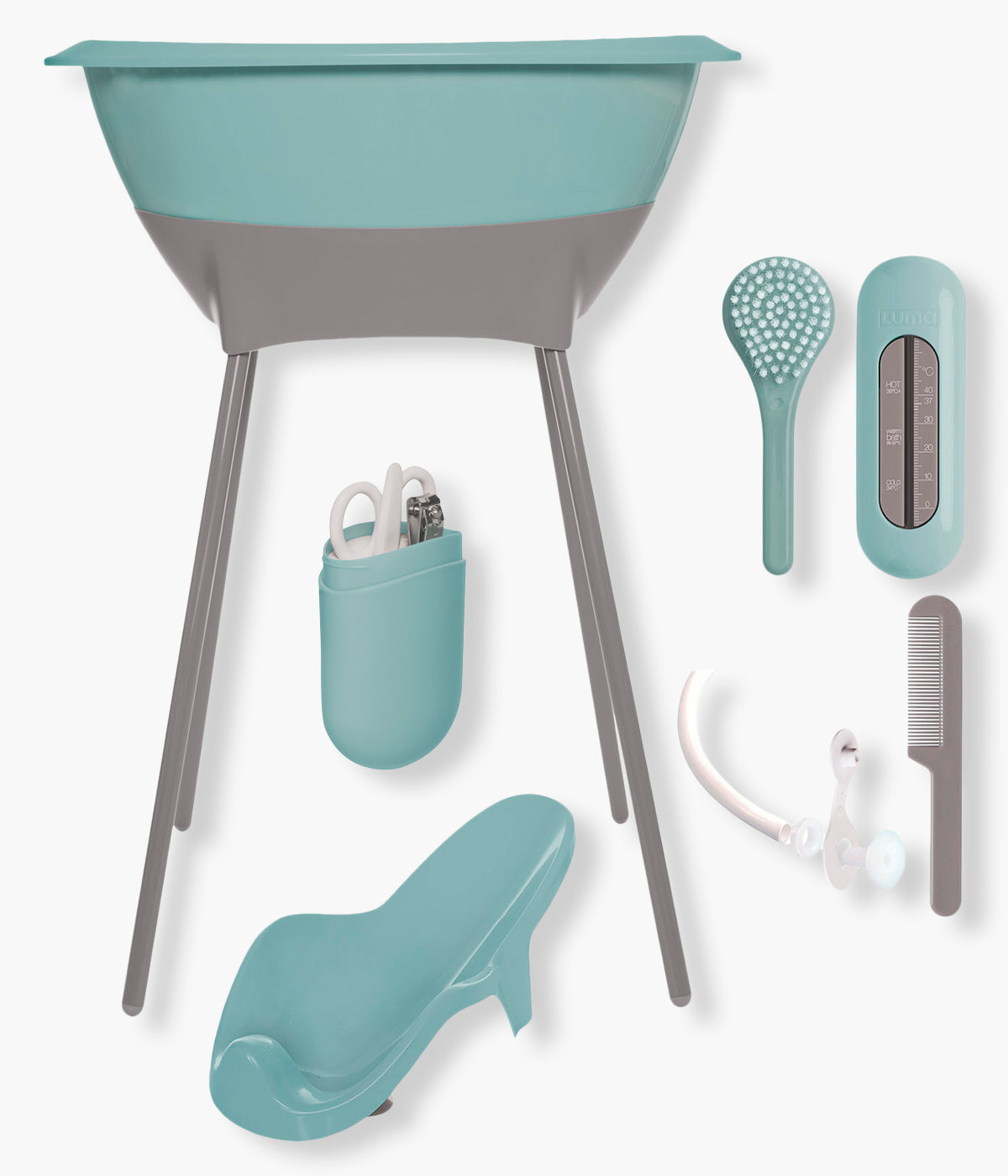Conjunto de banheira com acessórios de banho da marca Luma na cor Ice Blue (azul). O conjunto de banho Luma inclui todos os acessórios essenciais para a higiene diária do bebé desde o nascimento. Com design moderno e funcional, este conjunto reúne banheira, suporte, redutor, termómetro de água, pente, escova e tubo de drenagem para todo o conforto e praticidade.