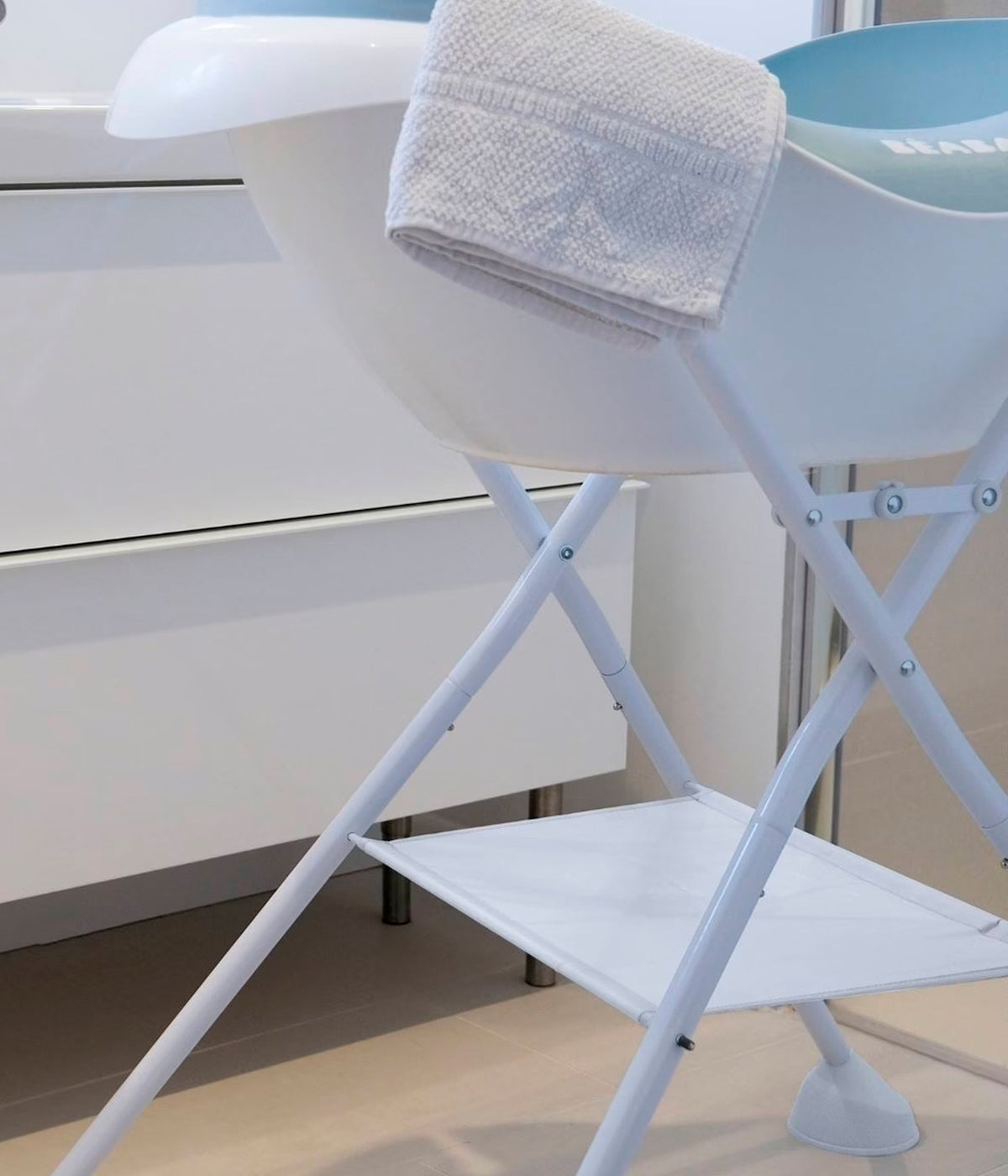 Suporte para banheira ou trocador Camélé'o da Béaba a ser utilizado.