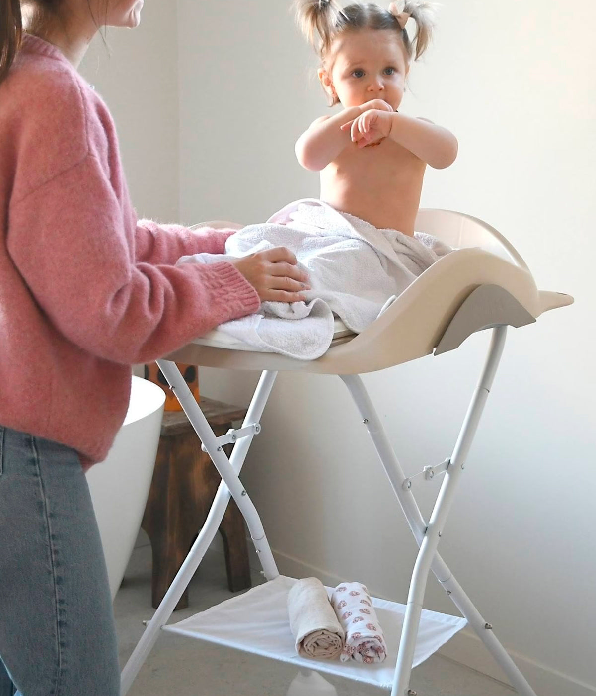 Trocador para bebé Camélé'o da Béaba na cor Clay Earth (Bege) com bebé em cima.