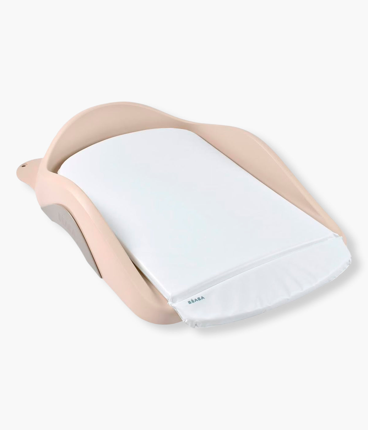 Trocador para bebé&nbsp;Camélé'o da Béaba na cor Clay Earth (Bege). Superfície muda-fraldas que se adapta facilmente a diferentes espaços graças ao seu sistema de fixação multifunções. Compacta, segura e equipada com prateleiras retráteis, é a solução ideal para mudar o bebé de forma confortável e prática.