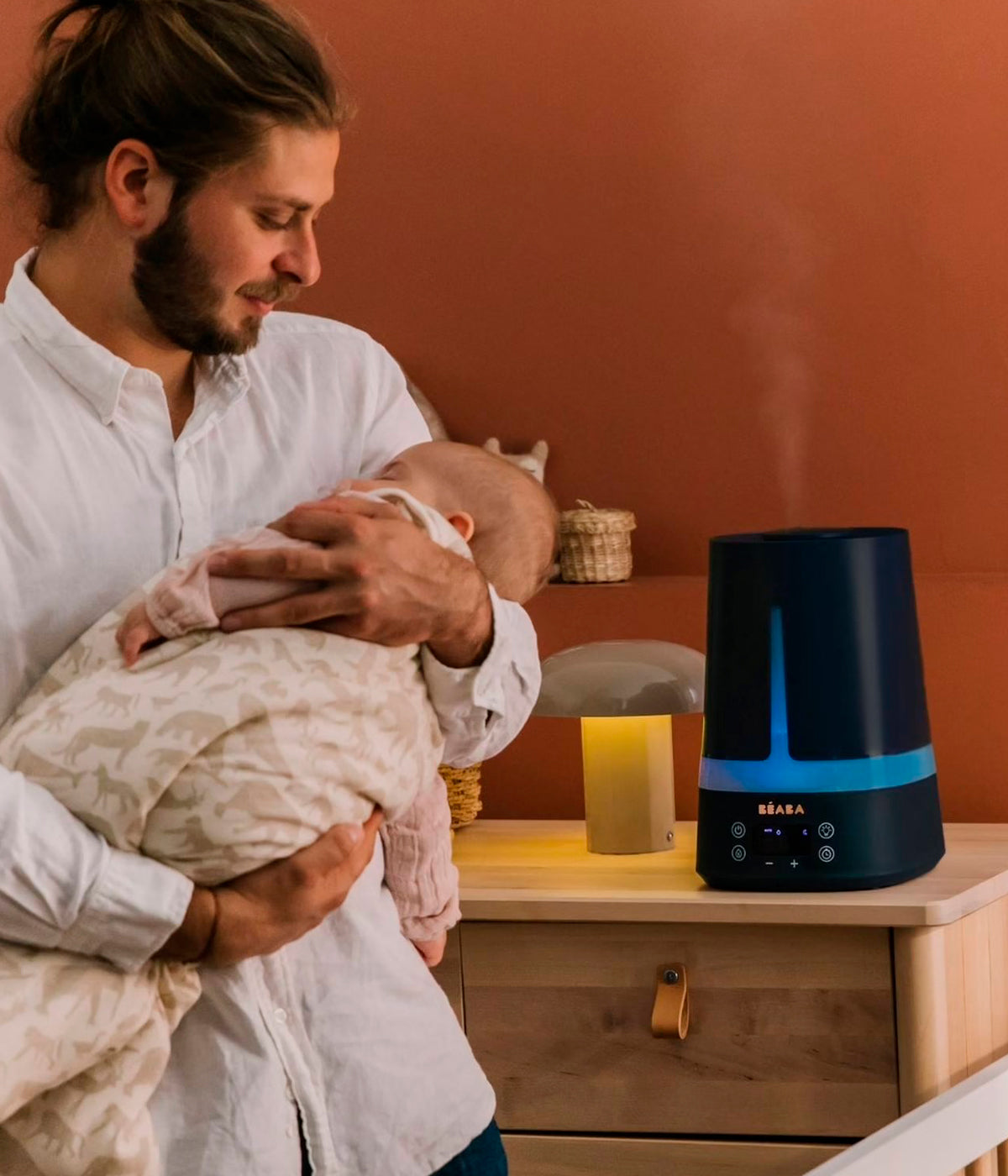 Vista em utilizaçao no quarto do bebé do humidificador Zen Air da Béaba na cor Night Blue.