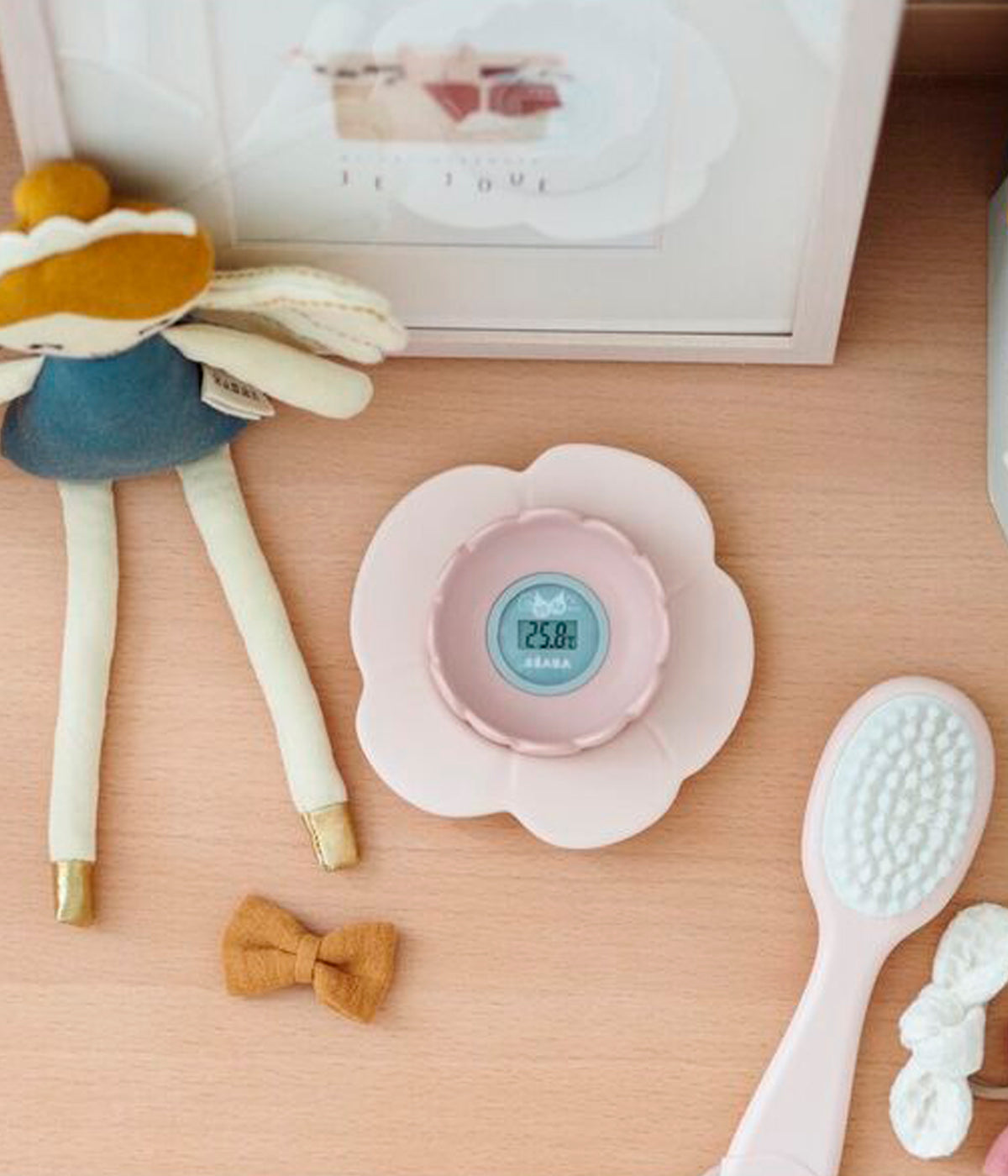 Termómetro Digital de Banho e Ambiente Lotus da Béaba na cor Old Pink (rosa). Prático termómetro digital multifunções que mede a temperatura da água do banho e do ambiente, com design flutuante em forma de flor de lótus, seguro e fácil de utilizar.