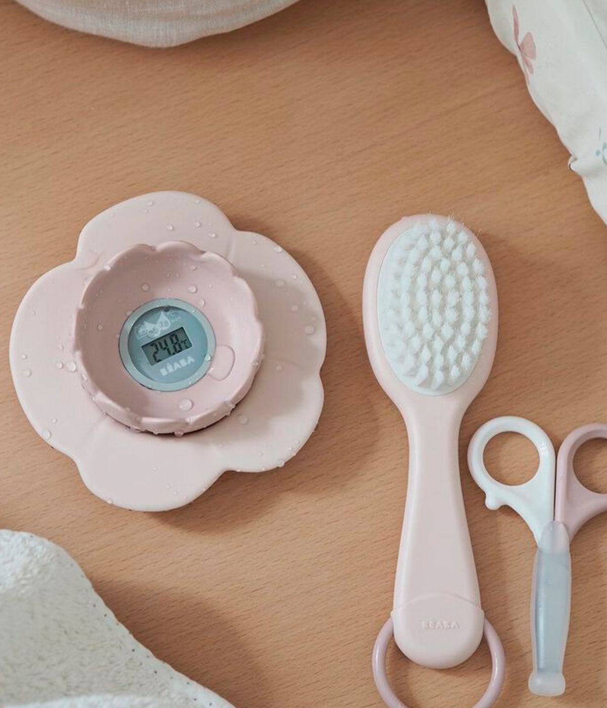 Termómetro Digital de Banho e Ambiente Lotus da Béaba na cor Old Pink (rosa). Prático termómetro digital multifunções que mede a temperatura da água do banho e do ambiente, com design flutuante em forma de flor de lótus, seguro e fácil de utilizar.