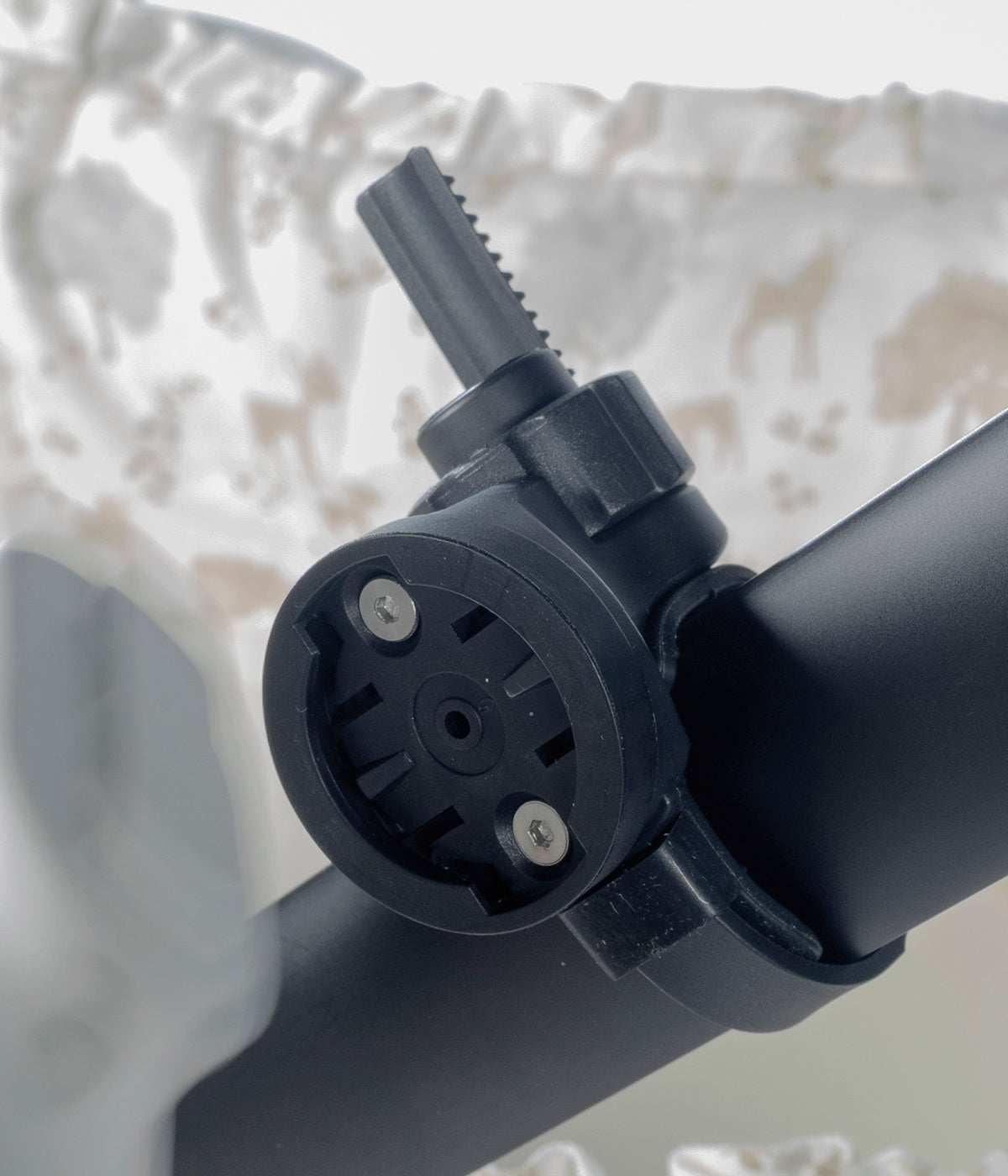Embalador portátil para carrinho Rocker Nara da Pasito a Pasito. Elegante embalador automático para carrinho que ajuda a acalmar e relaxar o bebé através de um movimento suave e contínuo. Com funcionamento silencioso, 5 velocidades ajustáveis e bateria recarregável, é o aliado perfeito para passeios e momentos de descanso.