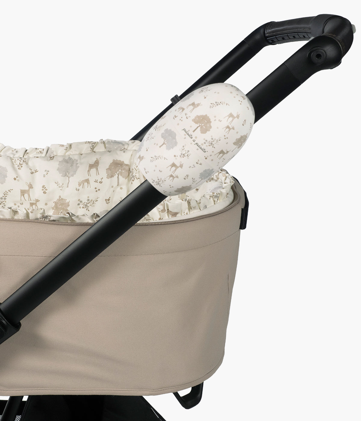 Embalador portátil para carrinho Rocker Nara da Pasito a Pasito. Elegante embalador automático para carrinho que ajuda a acalmar e relaxar o bebé através de um movimento suave e contínuo. Com funcionamento silencioso, 5 velocidades ajustáveis e bateria recarregável, é o aliado perfeito para passeios e momentos de descanso.